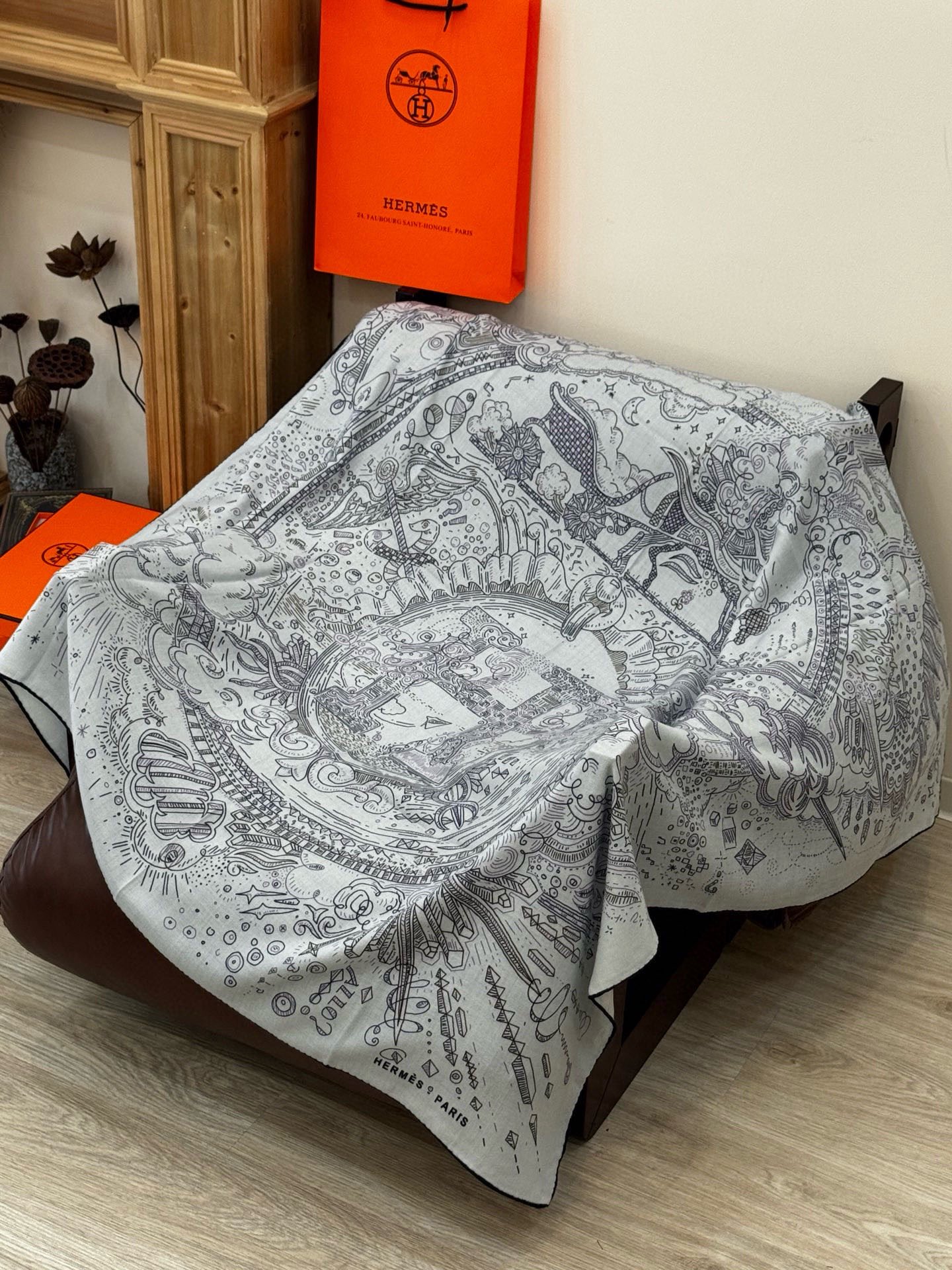 “正在接通中”140丝毛方巾【140顶级丝绒双面同色印花】手工卷边丝绒方巾（30%真丝70%羊绒）这款丝