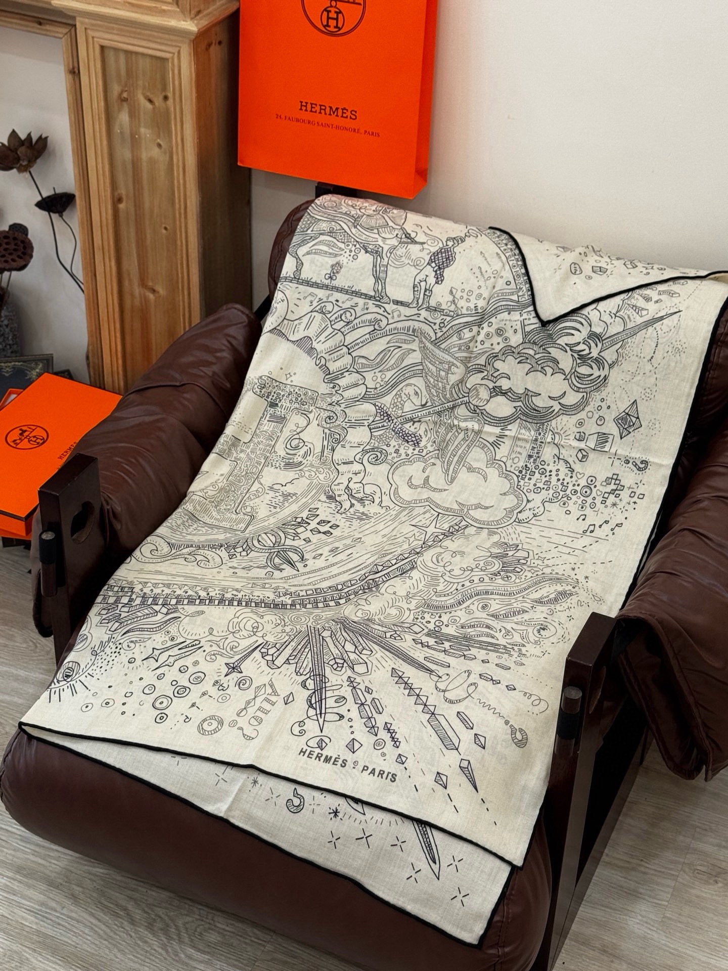 “正在接通中”140丝毛方巾【140顶级丝绒双面同色印花】手工卷边丝绒方巾（30%真丝70%羊绒）这款丝