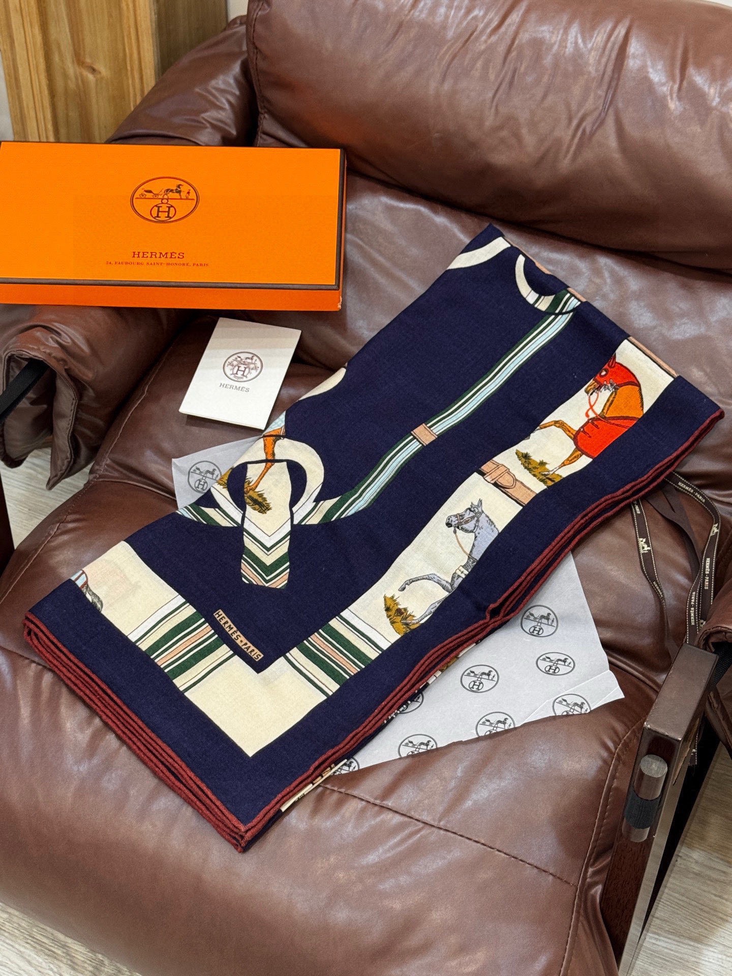 “金质马刺与骏马的披挂叠印版”披肩【140顶级丝绒双面同色】手工卷边30%桑蚕丝70%羊绒这款迷人的14