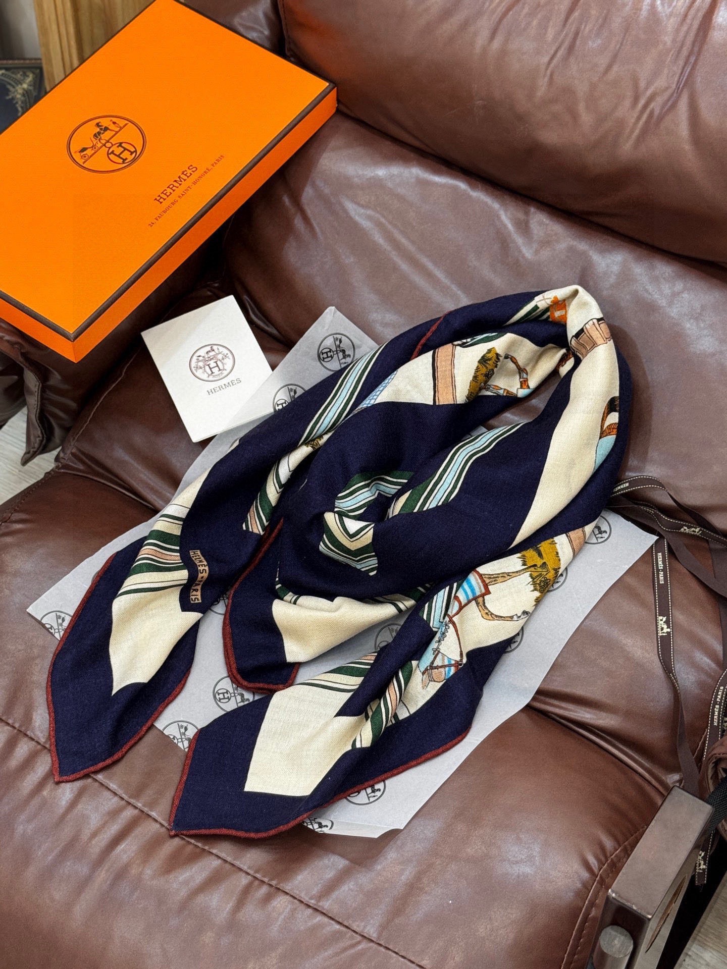 “金质马刺与骏马的披挂叠印版”披肩【140顶级丝绒双面同色】手工卷边30%桑蚕丝70%羊绒这款迷人的14