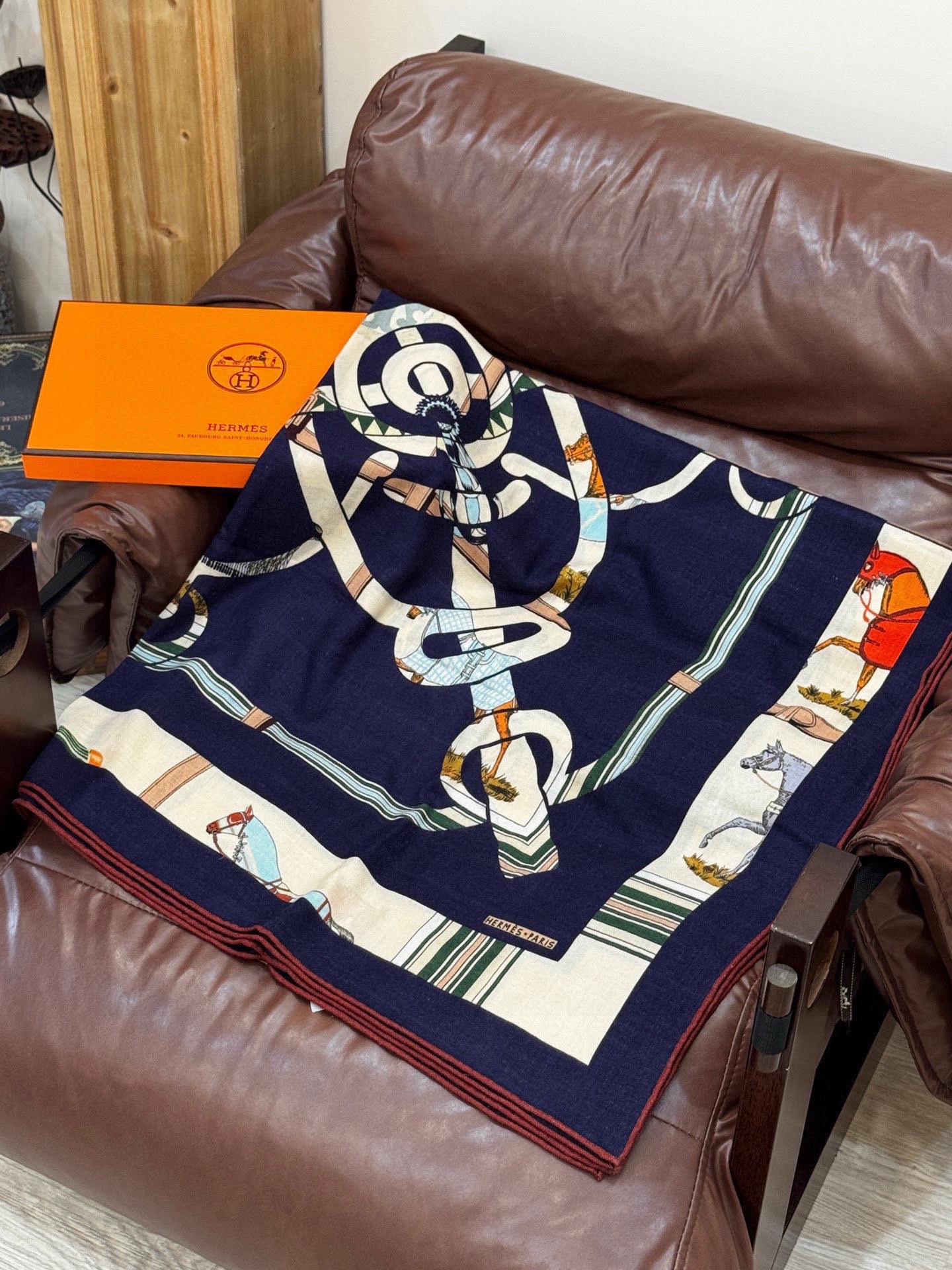 “金质马刺与骏马的披挂叠印版”披肩【140顶级丝绒双面同色】手工卷边30%桑蚕丝70%羊绒这款迷人的14