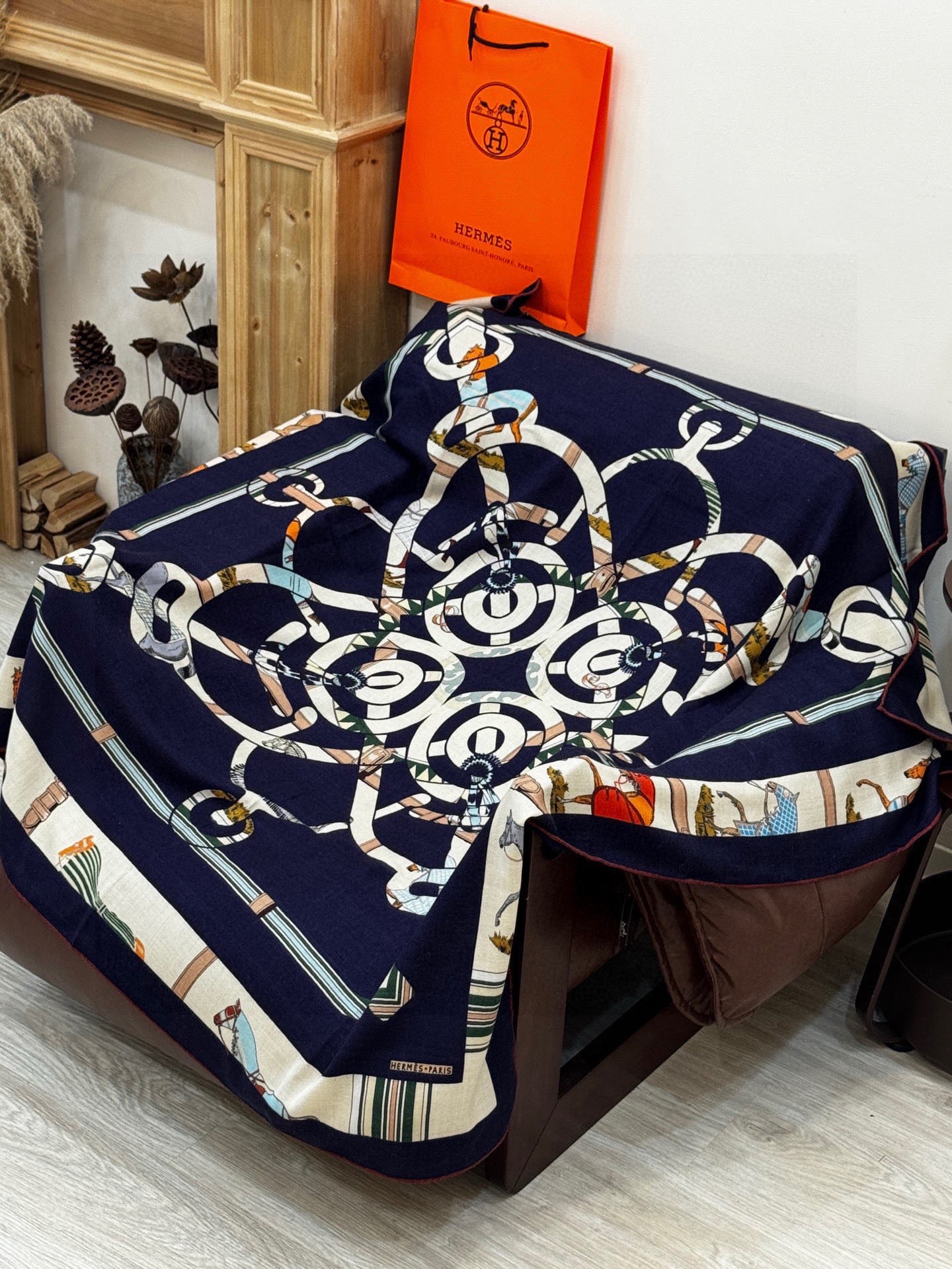 “金质马刺与骏马的披挂叠印版”披肩【140顶级丝绒双面同色】手工卷边30%桑蚕丝70%羊绒这款迷人的14