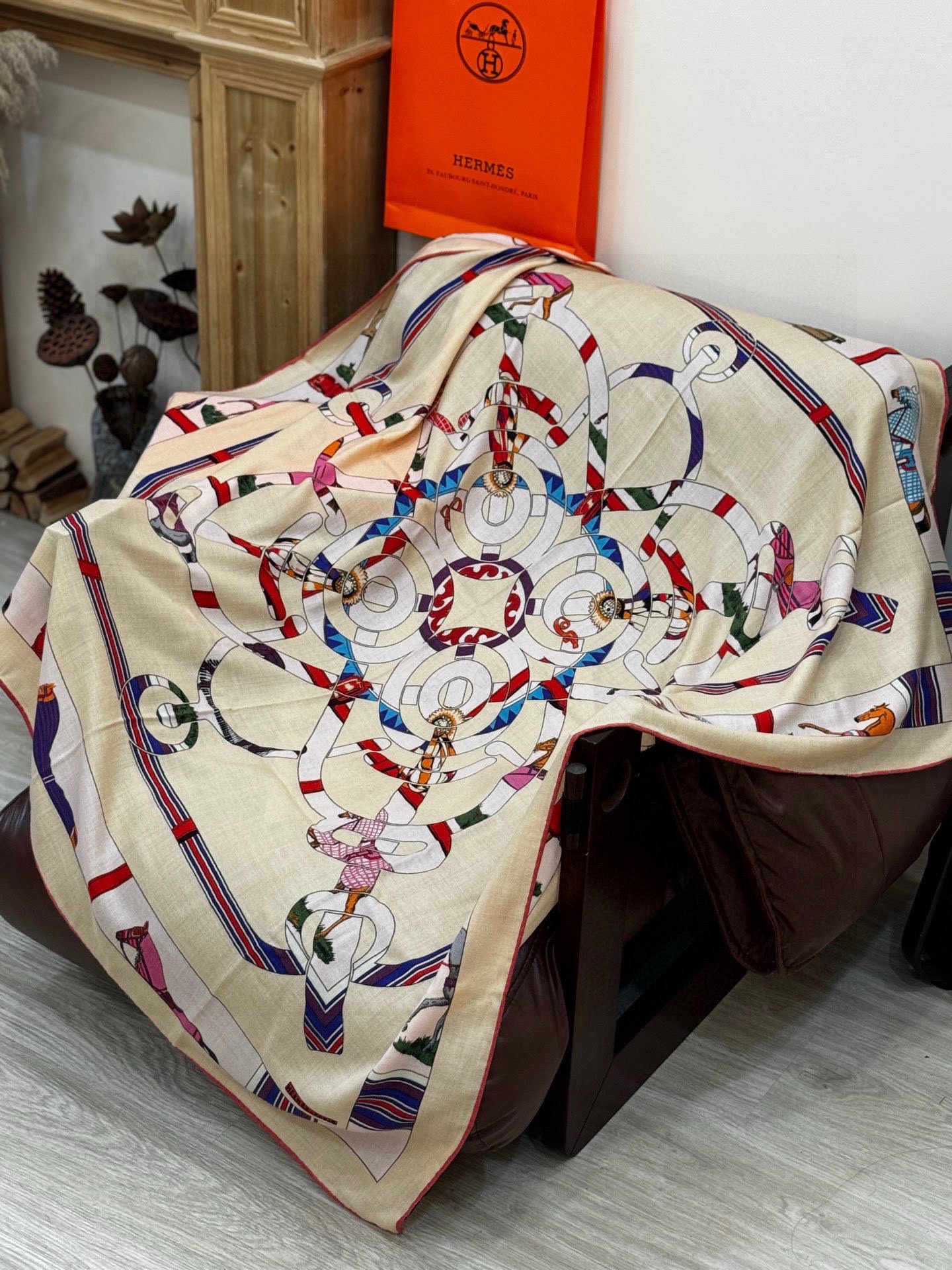 “金质马刺与骏马的披挂叠印版”披肩【140顶级丝绒双面同色】手工卷边30%桑蚕丝70%羊绒这款迷人的14