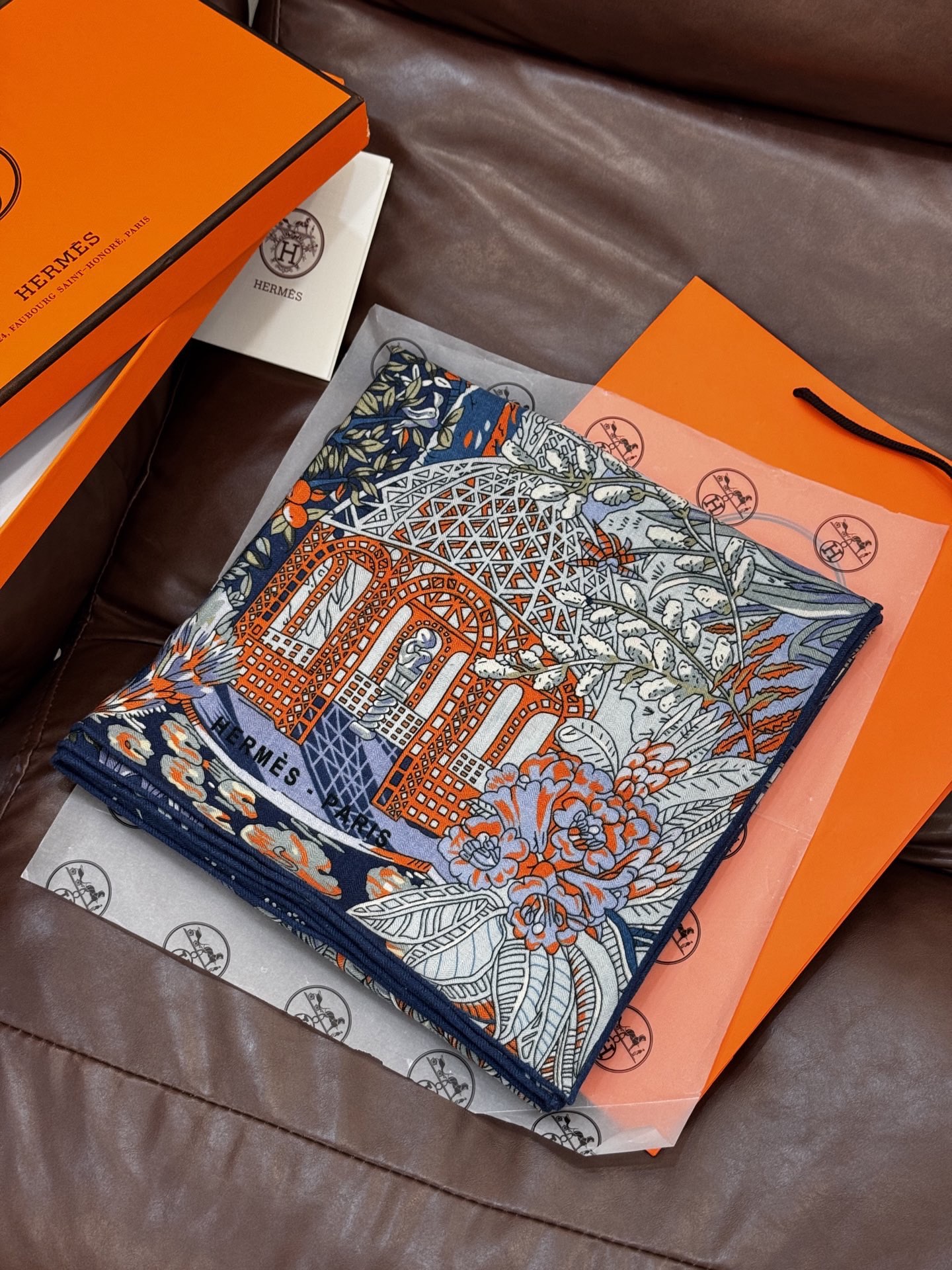 💟2025年秋冬抢先 上新💞【双面同色丝绒方巾】手工卷边山羊绒和真丝混纺披肩（70%山羊绒，30%桑蚕丝