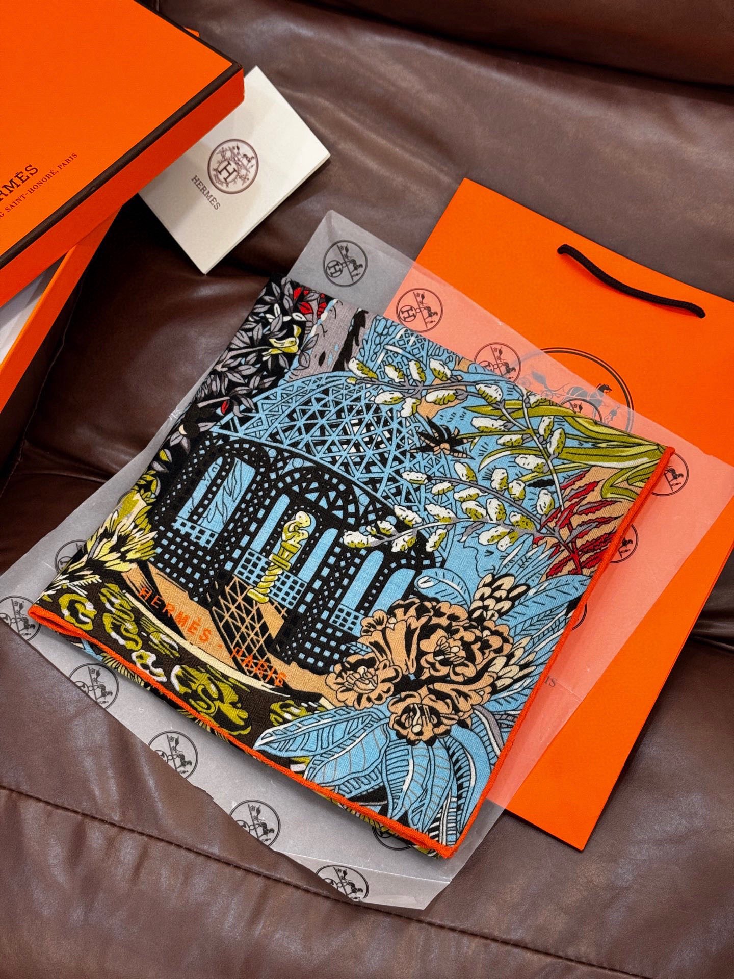 💟2025年秋冬抢先 上新💞【双面同色丝绒方巾】手工卷边山羊绒和真丝混纺披肩（70%山羊绒，30%桑蚕丝