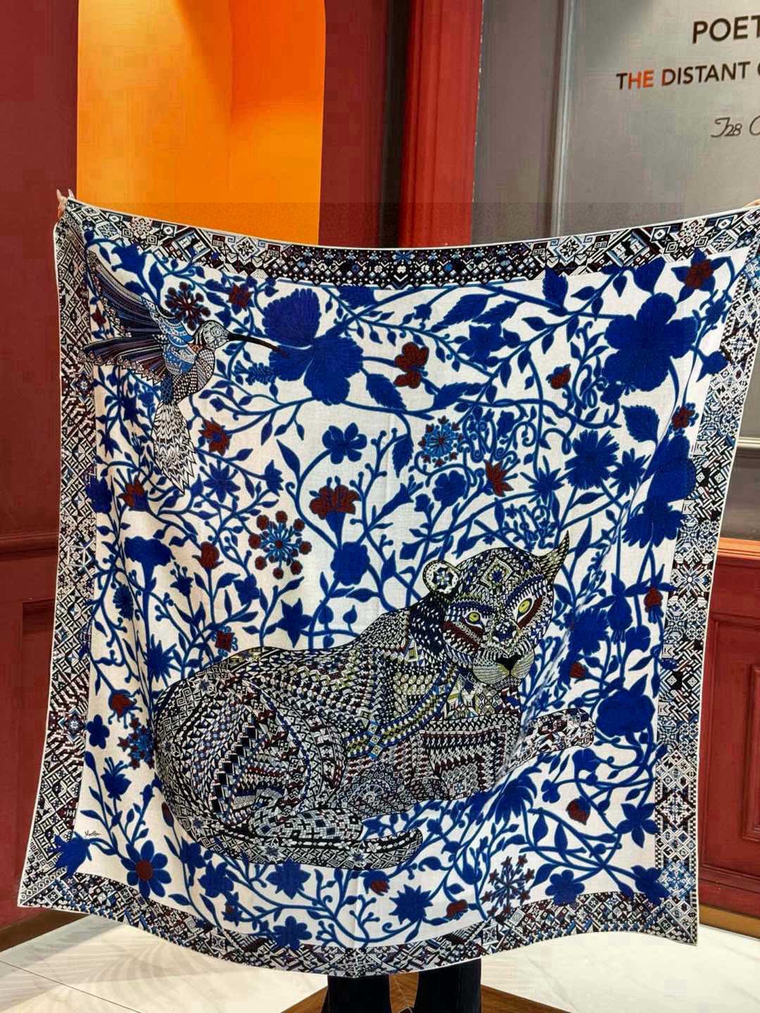 羊绒新款🆕👏👏买了都说好看‼️推荐💕爱马仕双面同色羊绒方巾【美洲豹与蜂鸟双面同色140】，顶级工艺超值‼