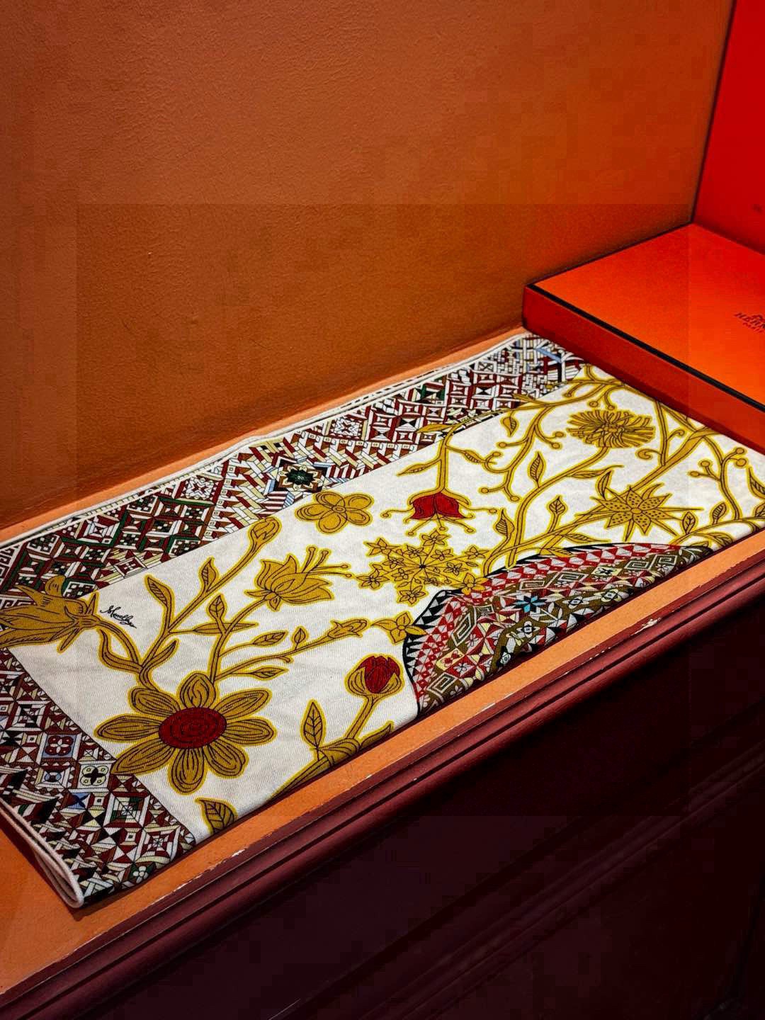 羊绒新款🆕👏👏买了都说好看‼️推荐💕爱马仕双面同色羊绒方巾【美洲豹与蜂鸟双面同色140】，顶级工艺超值‼