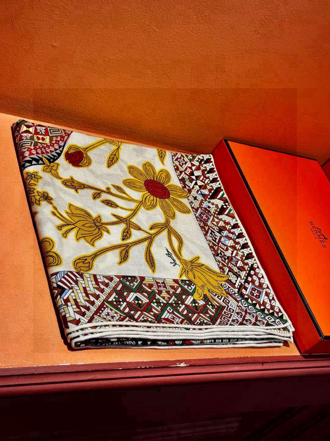 羊绒新款🆕👏👏买了都说好看‼️推荐💕爱马仕双面同色羊绒方巾【美洲豹与蜂鸟双面同色140】，顶级工艺超值‼