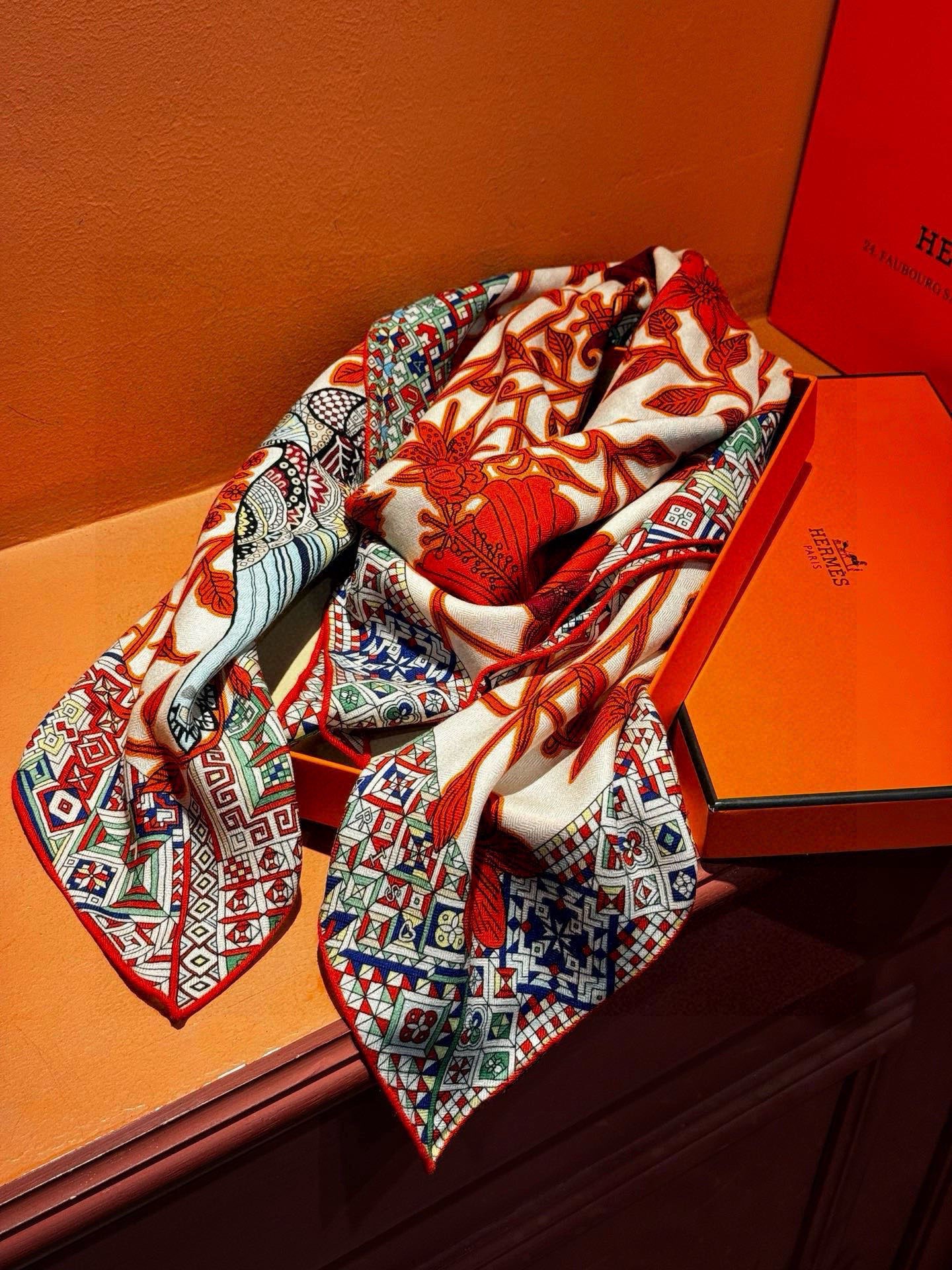 羊绒新款🆕👏👏买了都说好看‼️推荐💕爱马仕双面同色羊绒方巾【美洲豹与蜂鸟双面同色140】，顶级工艺超值‼