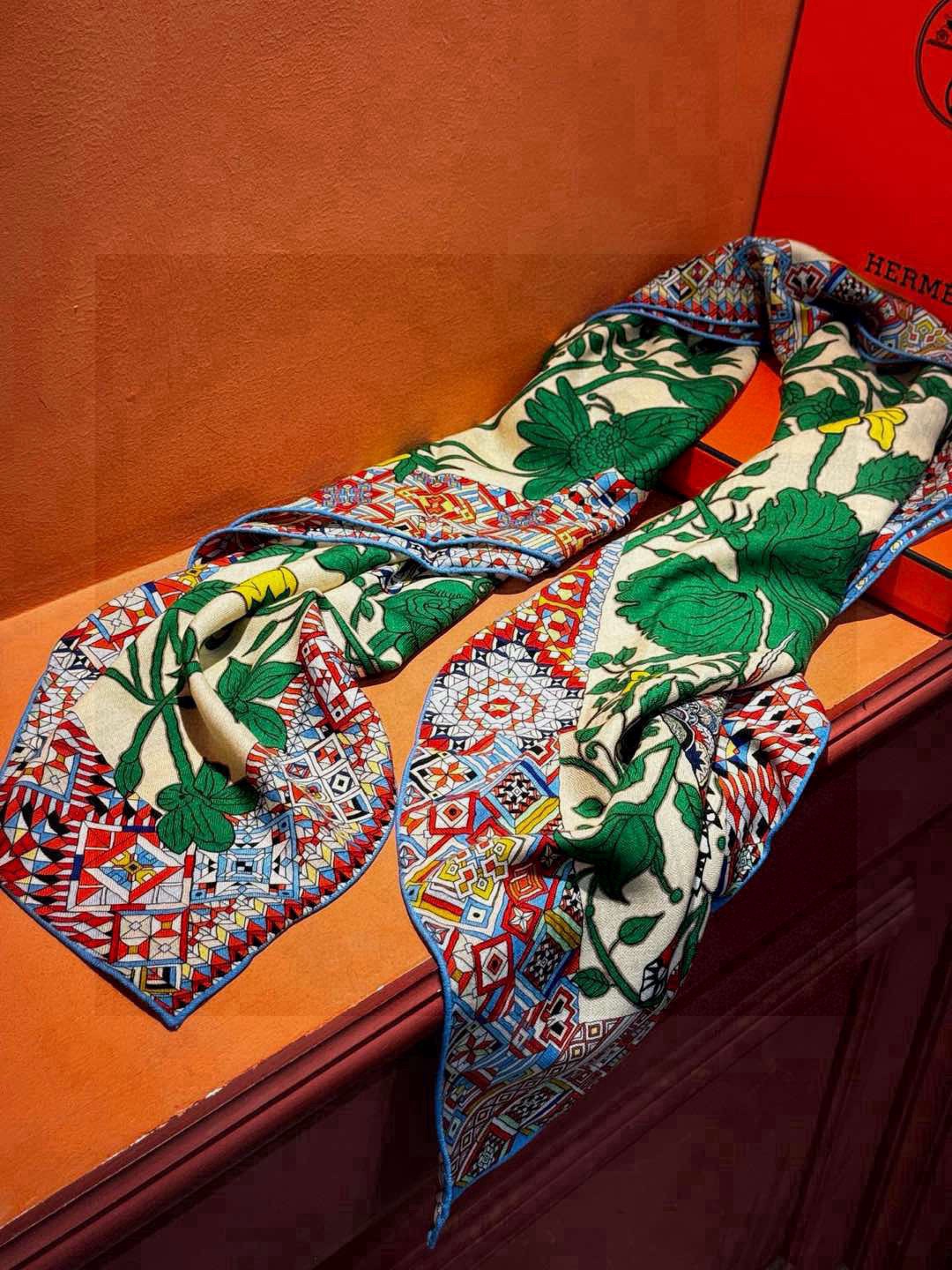 羊绒新款🆕👏👏买了都说好看‼️推荐💕爱马仕双面同色羊绒方巾【美洲豹与蜂鸟双面同色140】，顶级工艺超值‼