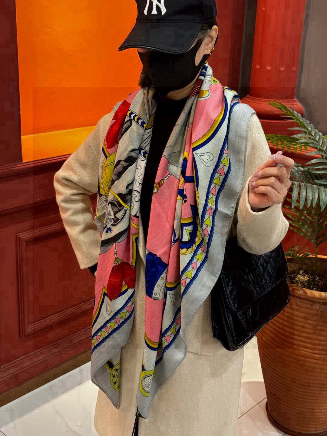 【双面同色】原单爱马仕140cm丝绒方巾💕 甜蜜的鞍具，装饰家芳登和佩西耶设计的一款餐盘增添骑士般的浪漫