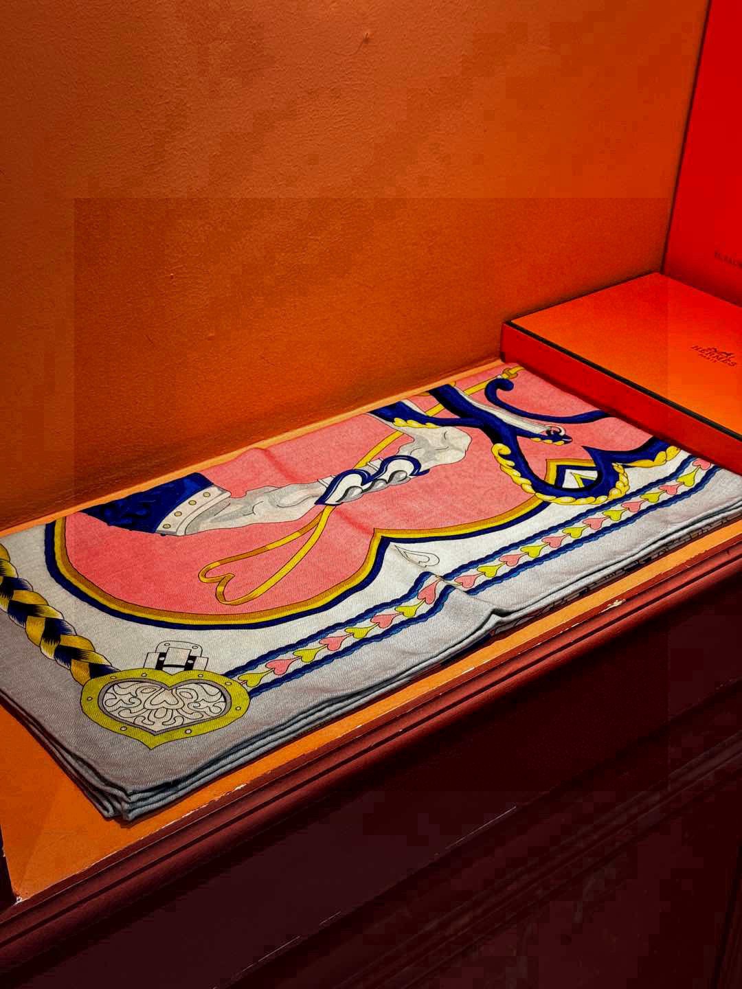 【双面同色】原单爱马仕140cm丝绒方巾💕 甜蜜的鞍具，装饰家芳登和佩西耶设计的一款餐盘增添骑士般的浪漫