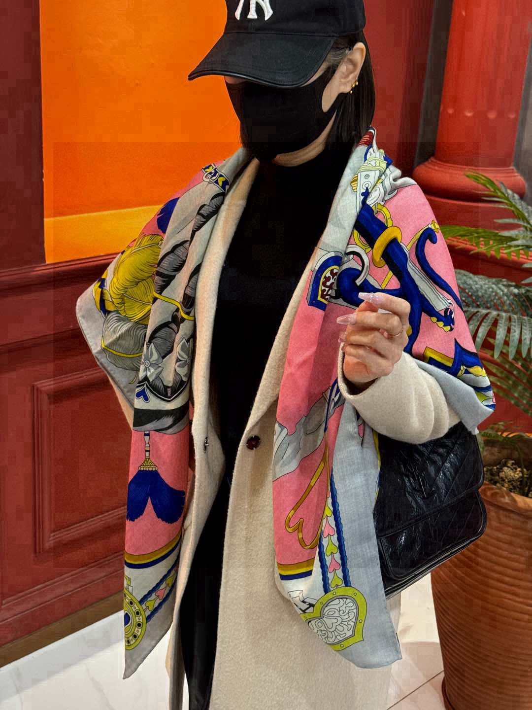 【双面同色】原单爱马仕140cm丝绒方巾💕 甜蜜的鞍具，装饰家芳登和佩西耶设计的一款餐盘增添骑士般的浪漫