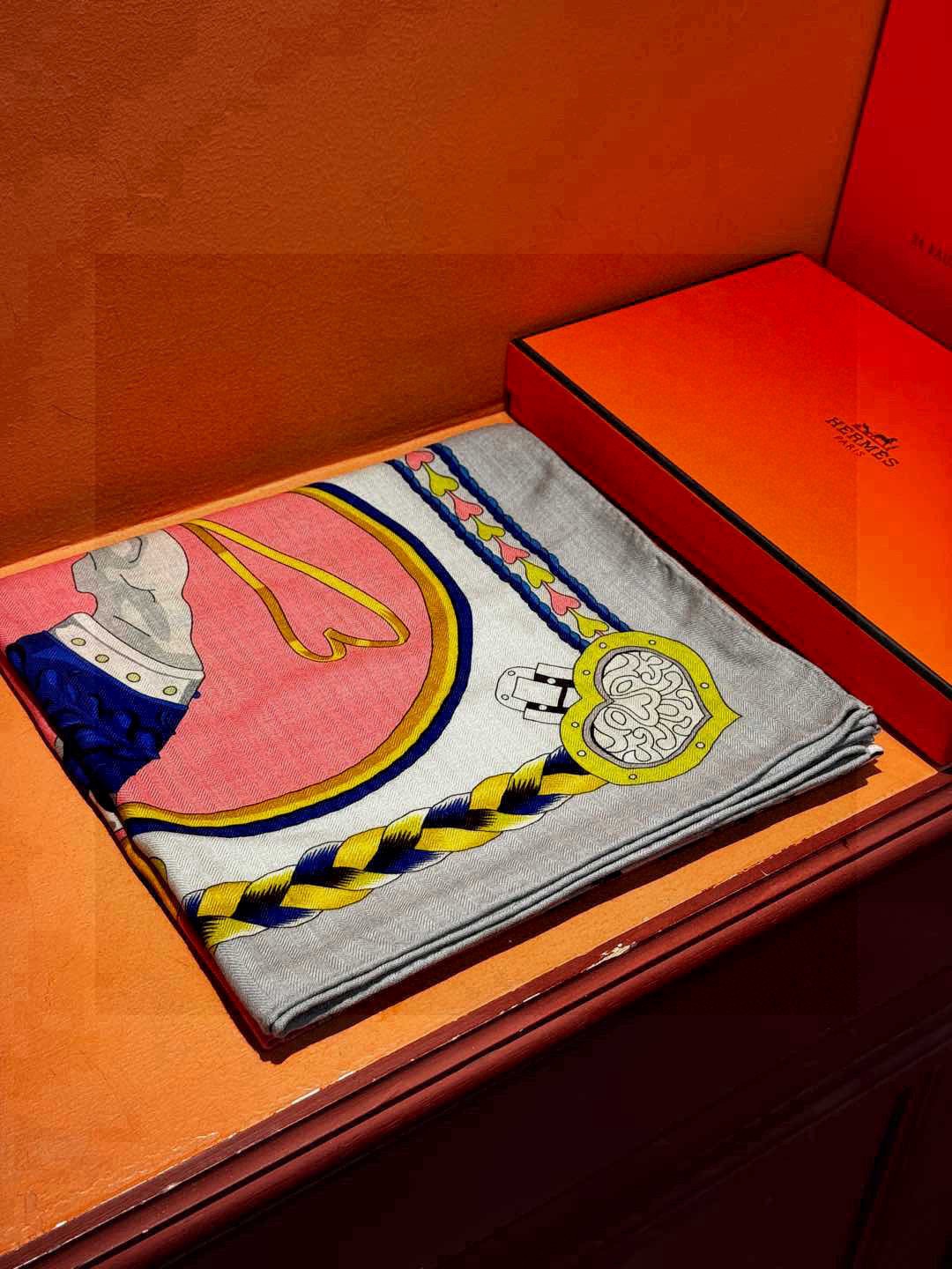 【双面同色】原单爱马仕140cm丝绒方巾💕 甜蜜的鞍具，装饰家芳登和佩西耶设计的一款餐盘增添骑士般的浪漫