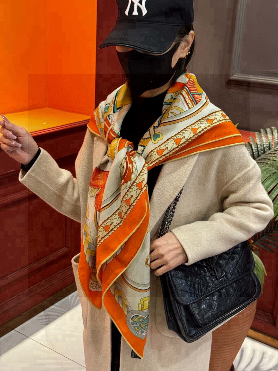 【双面同色】原单爱马仕140cm丝绒方巾💕 甜蜜的鞍具，装饰家芳登和佩西耶设计的一款餐盘增添骑士般的浪漫