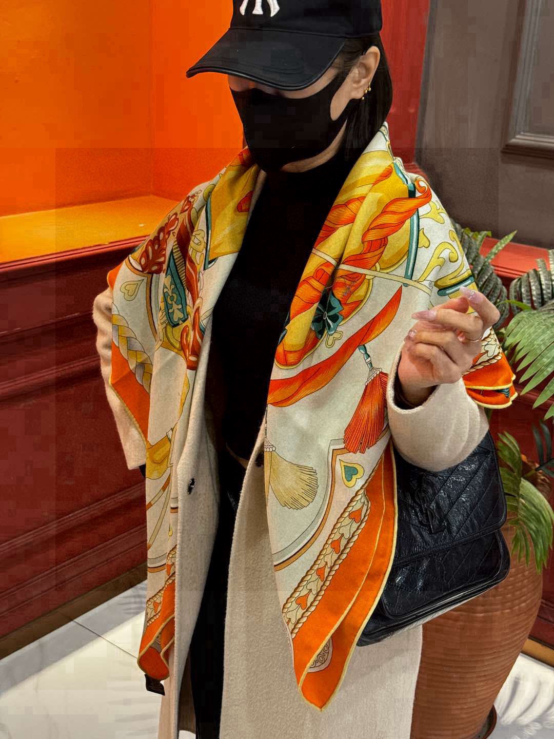 【双面同色】原单爱马仕140cm丝绒方巾💕 甜蜜的鞍具，装饰家芳登和佩西耶设计的一款餐盘增添骑士般的浪漫