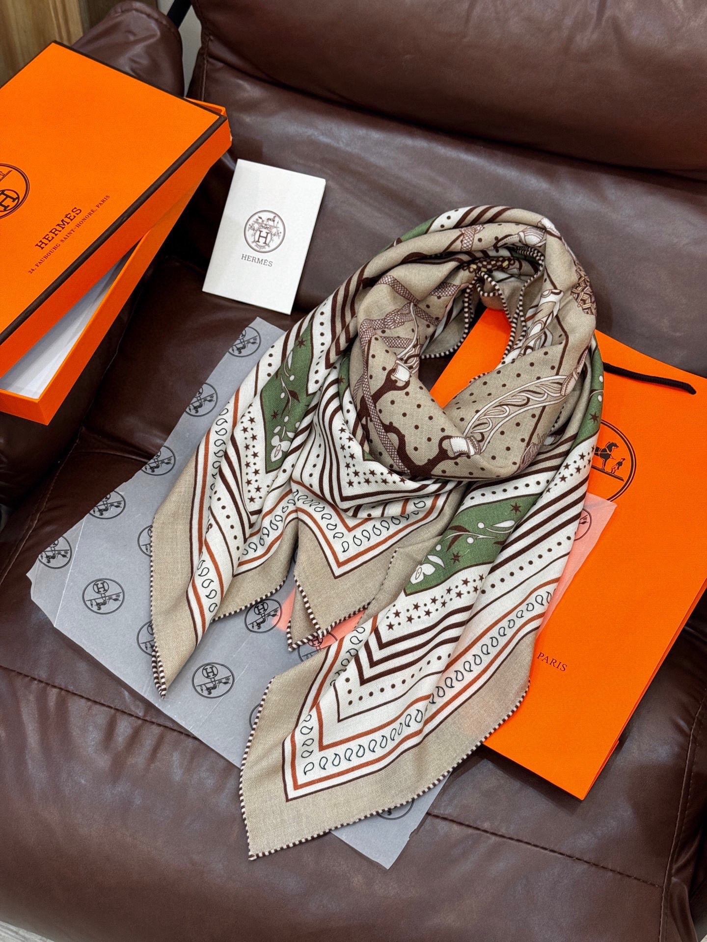 上新💕。丝绒方巾 【爱马仕2025春夏 亚马逊的庆典 Bandana，佩斯利花纹，生机勃勃的图案】（双面