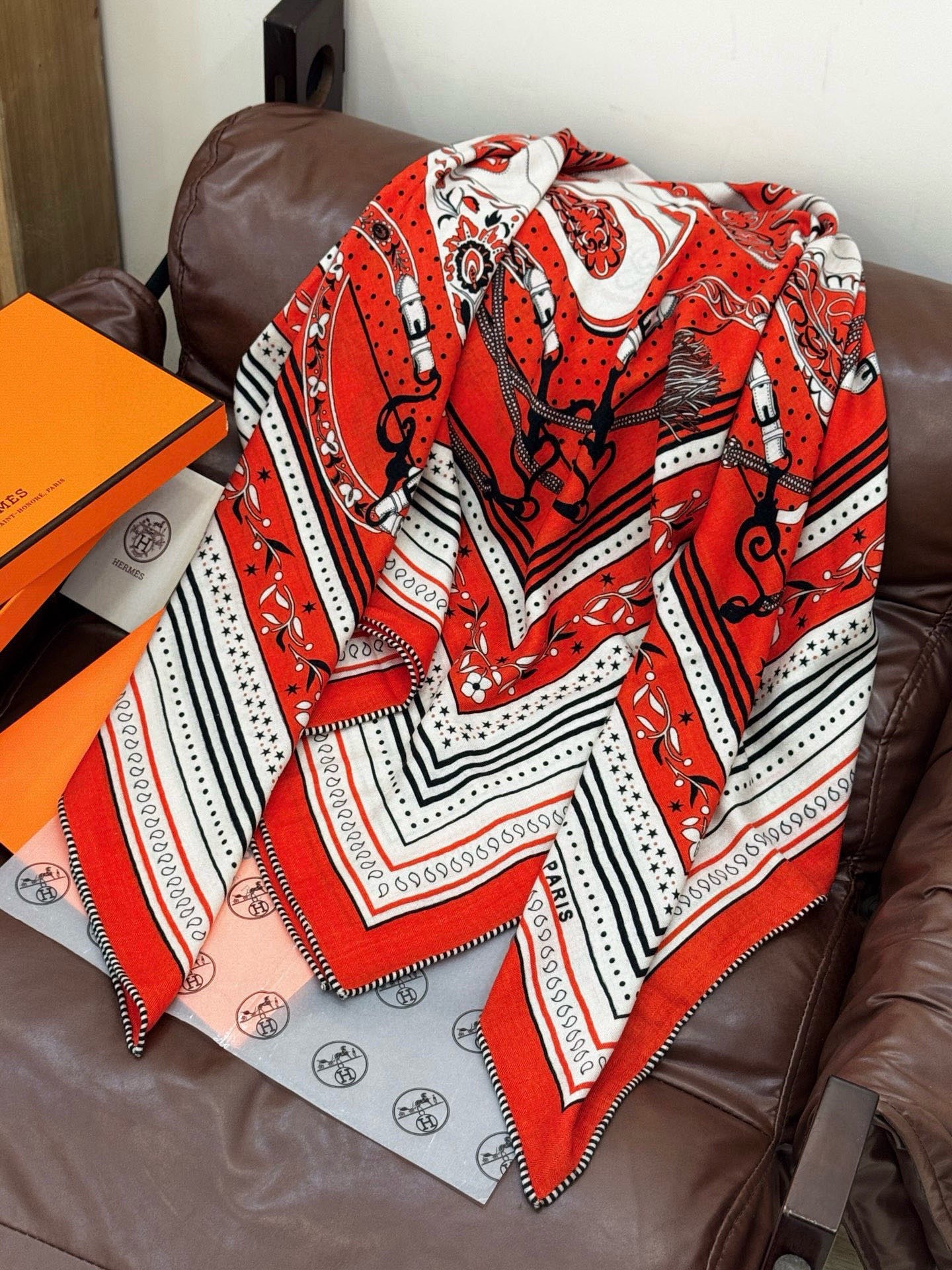 上新💕。丝绒方巾 【爱马仕2025春夏 亚马逊的庆典 Bandana，佩斯利花纹，生机勃勃的图案】（双面