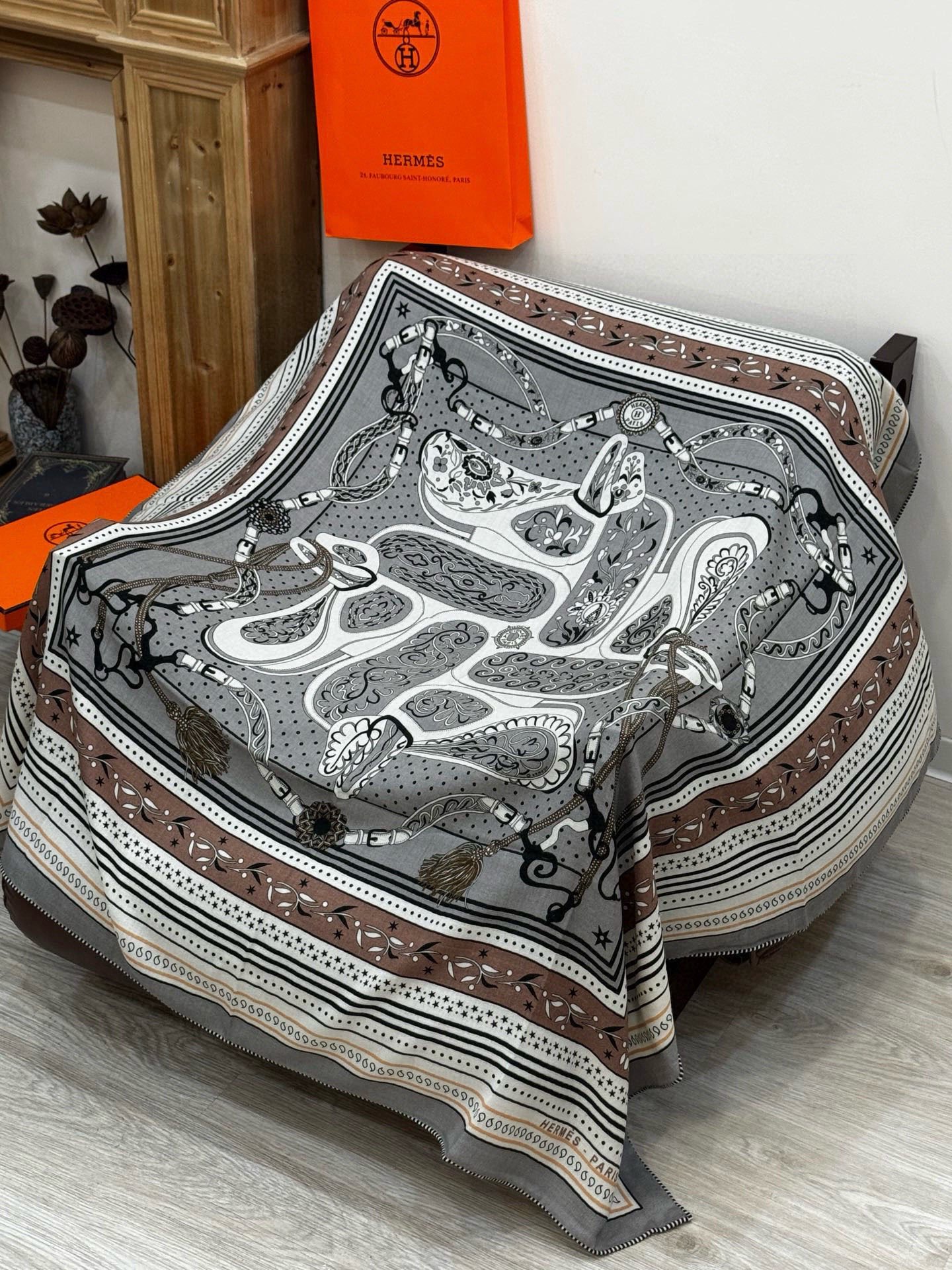 上新💕。丝绒方巾 【爱马仕2025春夏 亚马逊的庆典 Bandana，佩斯利花纹，生机勃勃的图案】（双面