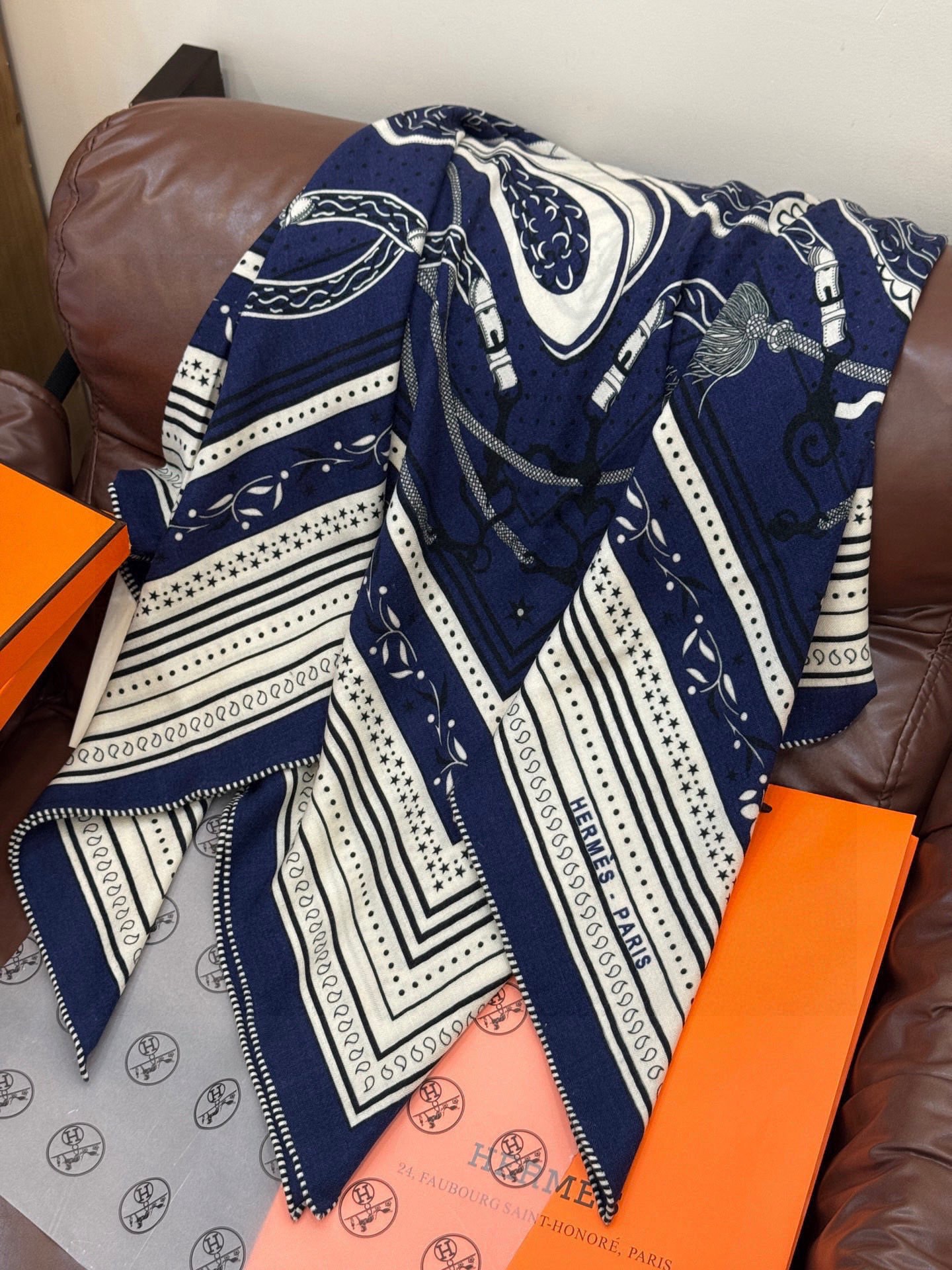 上新💕。丝绒方巾 【爱马仕2025春夏 亚马逊的庆典 Bandana，佩斯利花纹，生机勃勃的图案】（双面