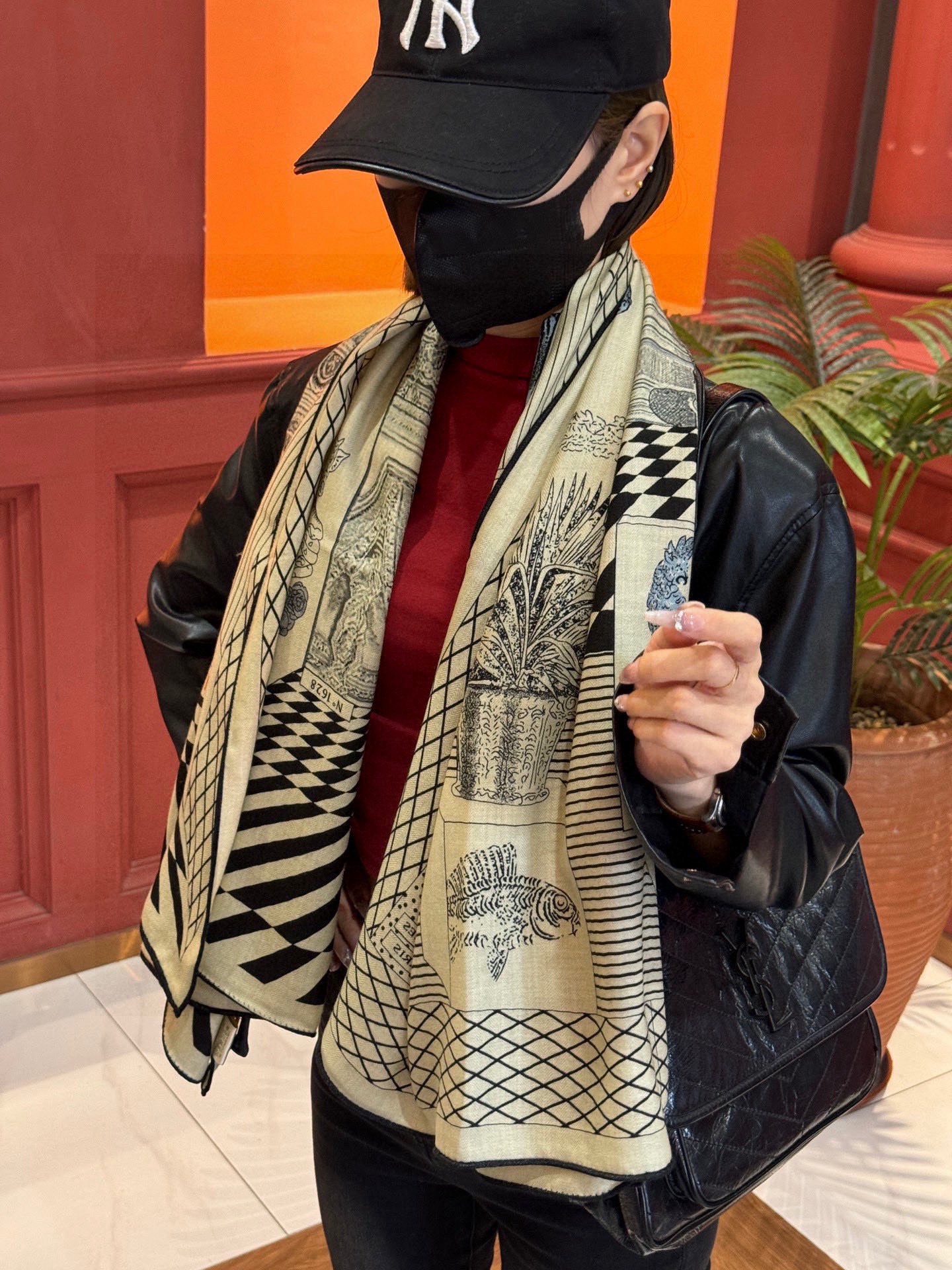 P260 爱马仕新款双面同色 品名: 新型大剧院面料:丝绒尺寸:140*140 这款爱马仕点睛配饰可以多种方式佩戴,与任何服饰皆搭配得宜。无论系绕颈间,或作为上衣、腰带及头巾佩戴,皆赏心悦目。印刷工坊Épinal imagery于1796年在法国的孚日地区设立。在长达两百年间,这家印刷工坊所印制的彩色插画传遍了整个欧洲,其作品的创作主题更是不胜枚举:各种外来的奇珍异兽和花草植物、丰富的工艺种类、历史上的重要事件、寓言和传说,甚至谜语……詹保罗·帕加尼(Gianpaolo Pagni)获权浏览该印刷工坊的历史档案,得以探索其幕后的点滴。他从看到的一些古代版画中汲取灵感,组构出这幅引人入胜的剧院场景,而景中的主人公则是千奇百态的野生动物。几何图形的巧妙组合令人联想到这位设计师善用印章图案的创作特色