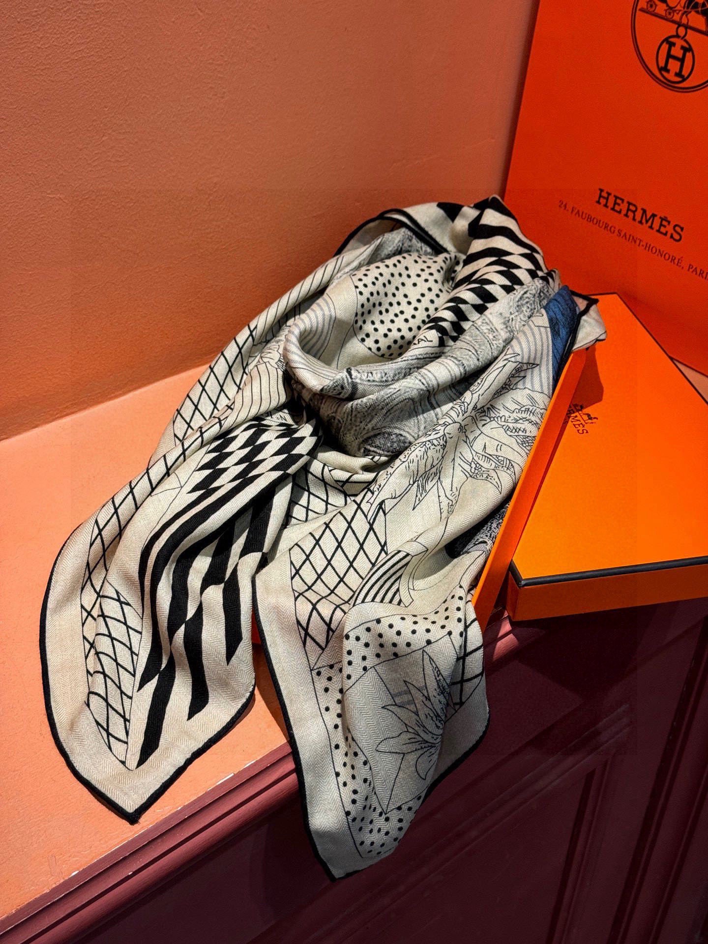 爱马仕新款双面同色 品名: 新型大剧院面料：丝绒尺寸：140*140 这款爱马仕点睛配饰可以多种方式佩戴