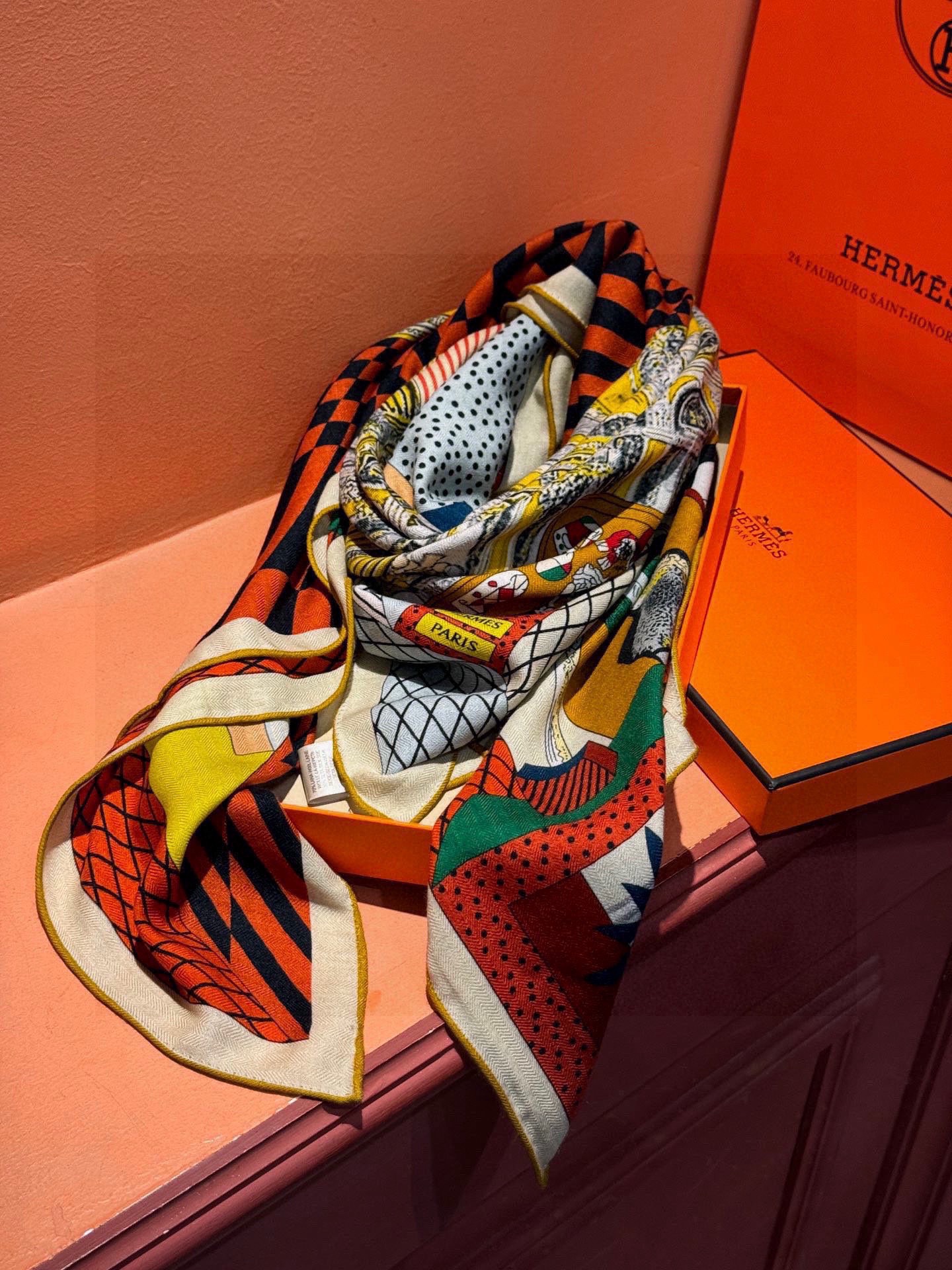 爱马仕新款双面同色 品名: 新型大剧院面料：丝绒尺寸：140*140 这款爱马仕点睛配饰可以多种方式佩戴