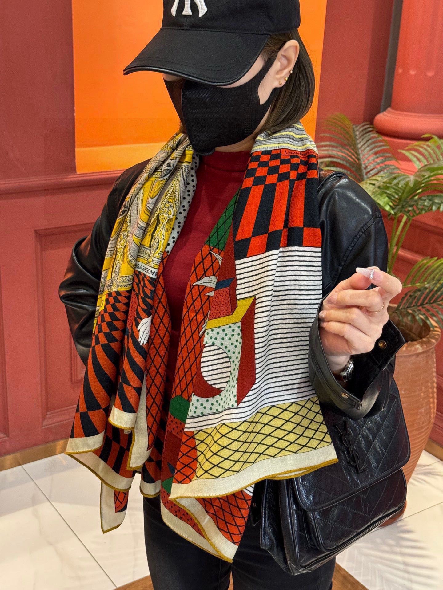 P260 爱马仕新款双面同色 品名: 新型大剧院面料:丝绒尺寸:140*140 这款爱马仕点睛配饰可以多种方式佩戴,与任何服饰皆搭配得宜。无论系绕颈间,或作为上衣、腰带及头巾佩戴,皆赏心悦目。印刷工坊Épinal imagery于1796年在法国的孚日地区设立。在长达两百年间,这家印刷工坊所印制的彩色插画传遍了整个欧洲,其作品的创作主题更是不胜枚举:各种外来的奇珍异兽和花草植物、丰富的工艺种类、历史上的重要事件、寓言和传说,甚至谜语……詹保罗·帕加尼(Gianpaolo Pagni)获权浏览该印刷工坊的历史档案,得以探索其幕后的点滴。他从看到的一些古代版画中汲取灵感,组构出这幅引人入胜的剧院场景,而景中的主人公则是千奇百态的野生动物。几何图形的巧妙组合令人联想到这位设计师善用印章图案的创作特色