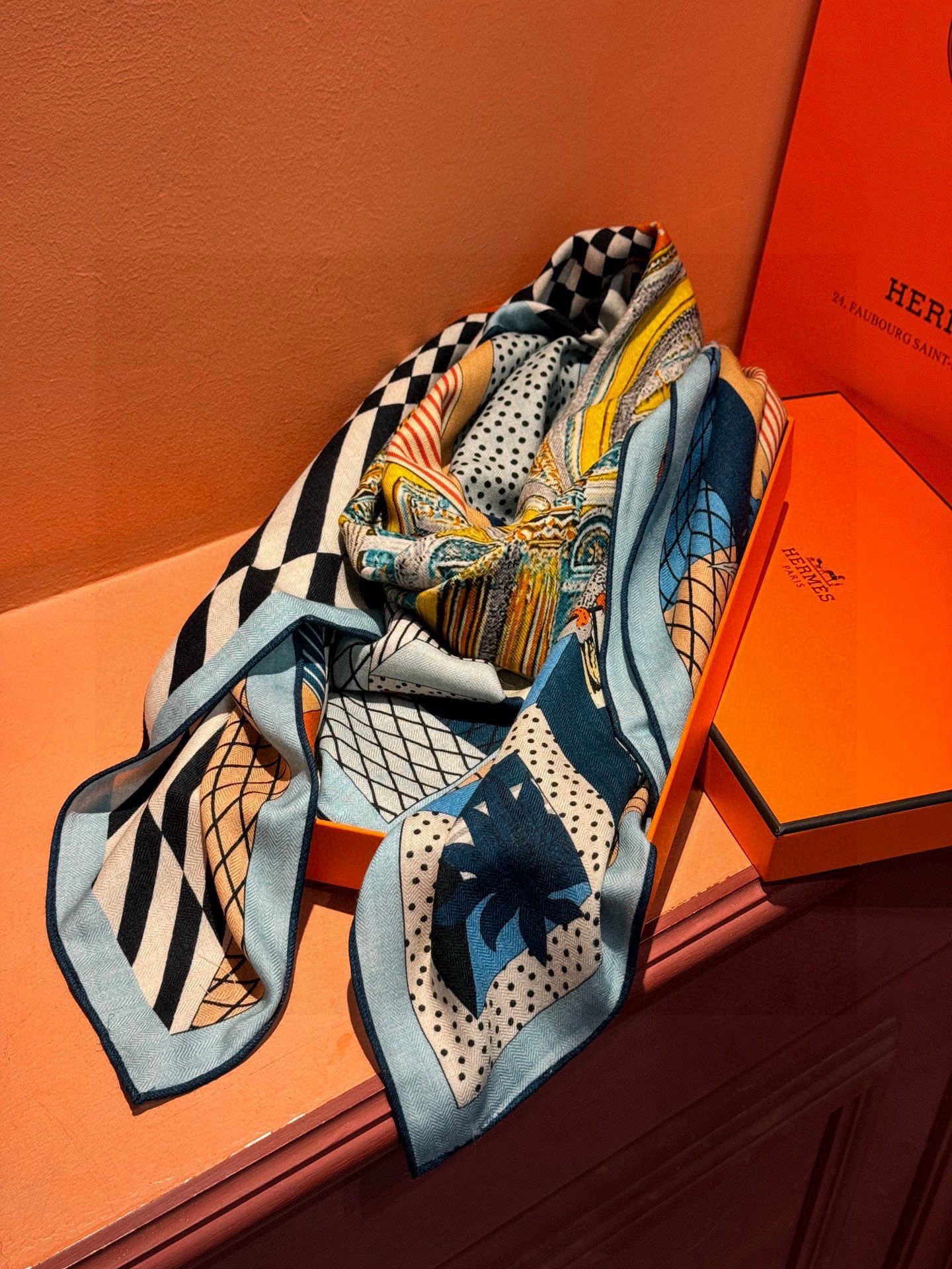 爱马仕新款双面同色 品名: 新型大剧院面料：丝绒尺寸：140*140 这款爱马仕点睛配饰可以多种方式佩戴