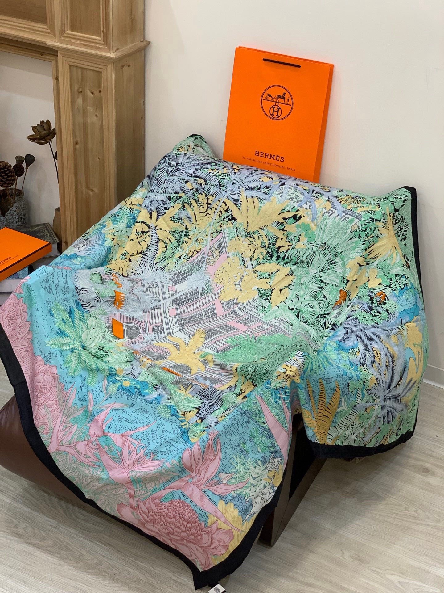 重磅推荐的140顶级丝绒双面异色披肩《回归自然》 披肩尺寸：140*140方巾 70%羊绒30%真丝这张