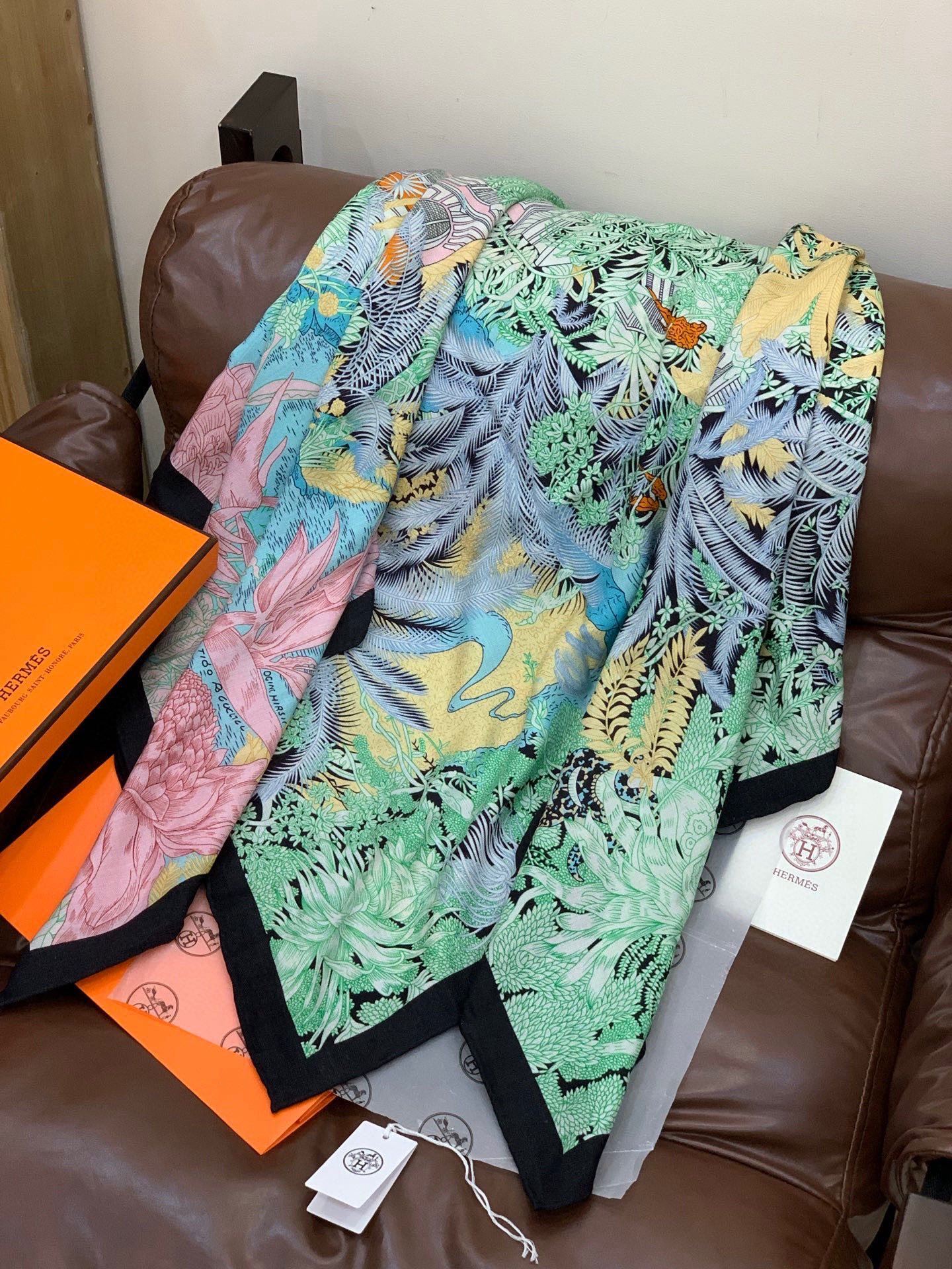 重磅推荐的140顶级丝绒双面异色披肩《回归自然》 披肩尺寸：140*140方巾 70%羊绒30%真丝这张