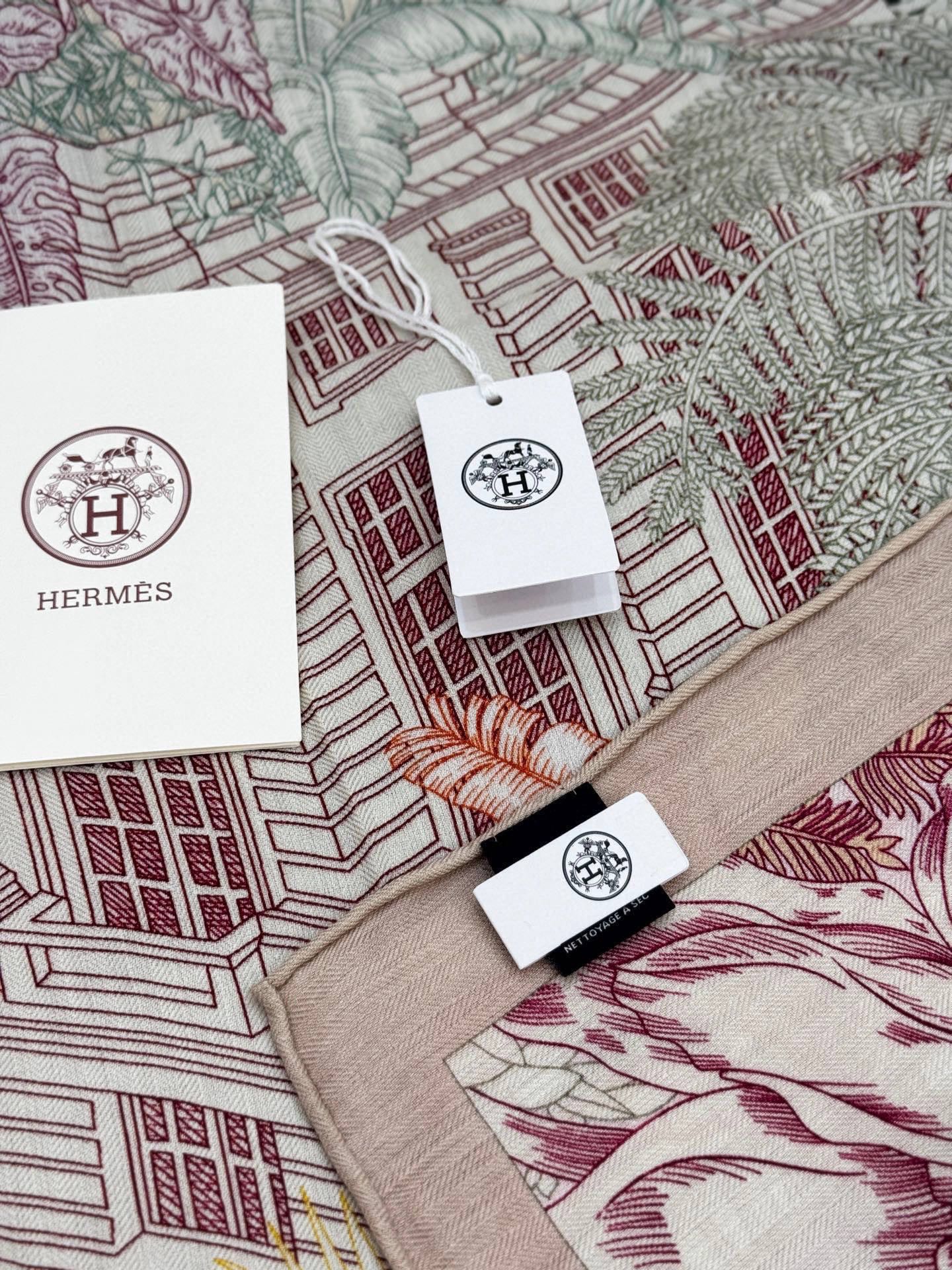 重磅推荐的140顶级丝绒双面异色披肩《回归自然》 披肩尺寸：140*140方巾 70%羊绒30%真丝这张