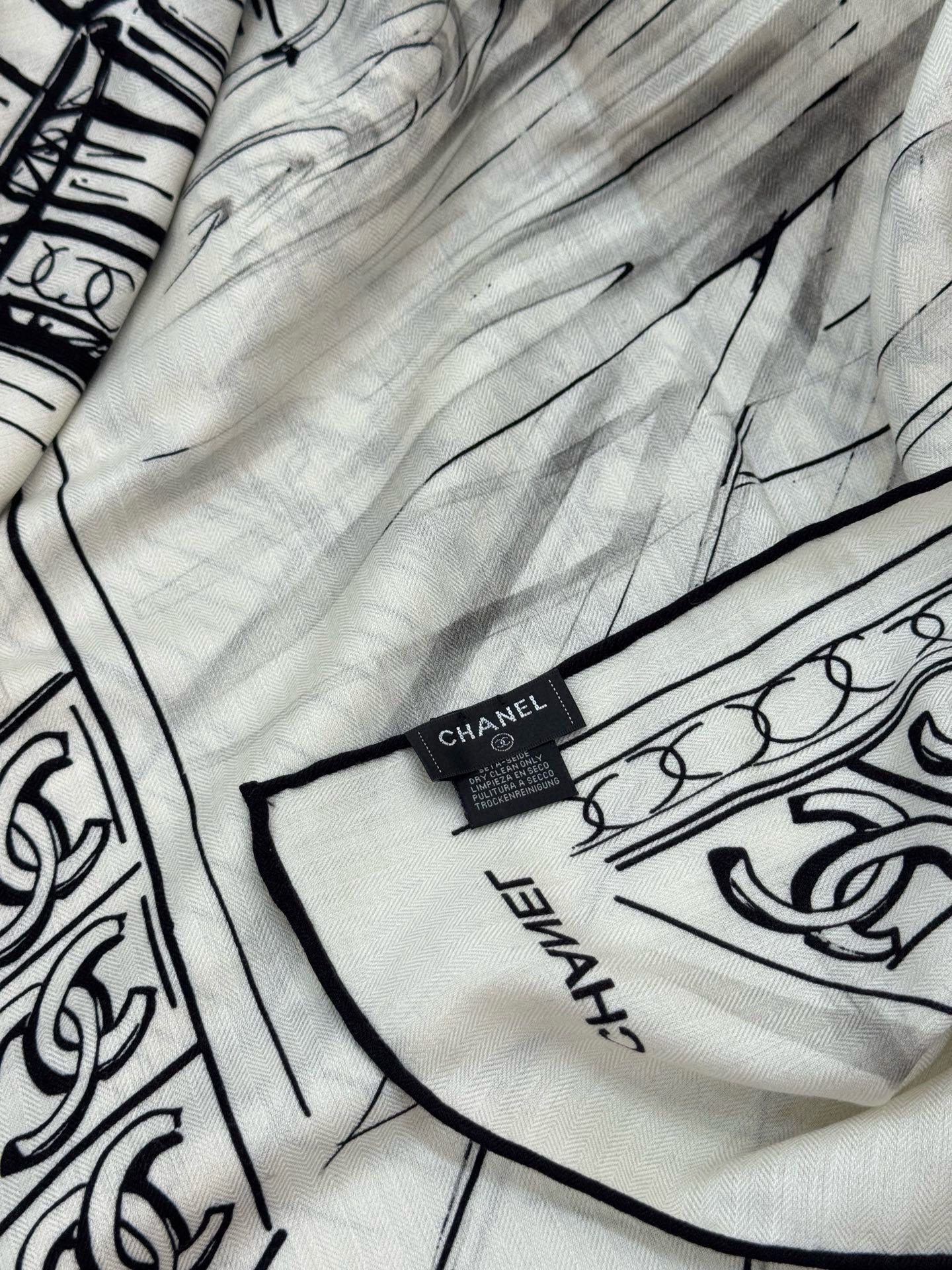 CHANEL ~25秋冬新品【140顶级丝绒双面同色】披肩的图案是巴黎大皇宫中被命名为“Gabriell