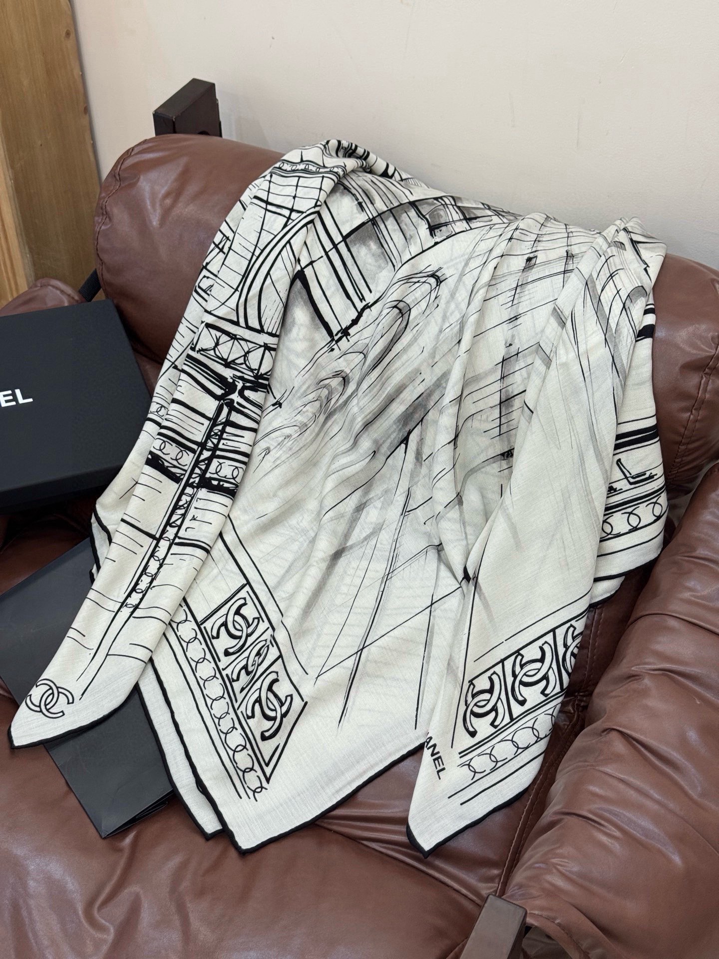 CHANEL ~25秋冬新品【140顶级丝绒双面同色】披肩的图案是巴黎大皇宫中被命名为“Gabriell