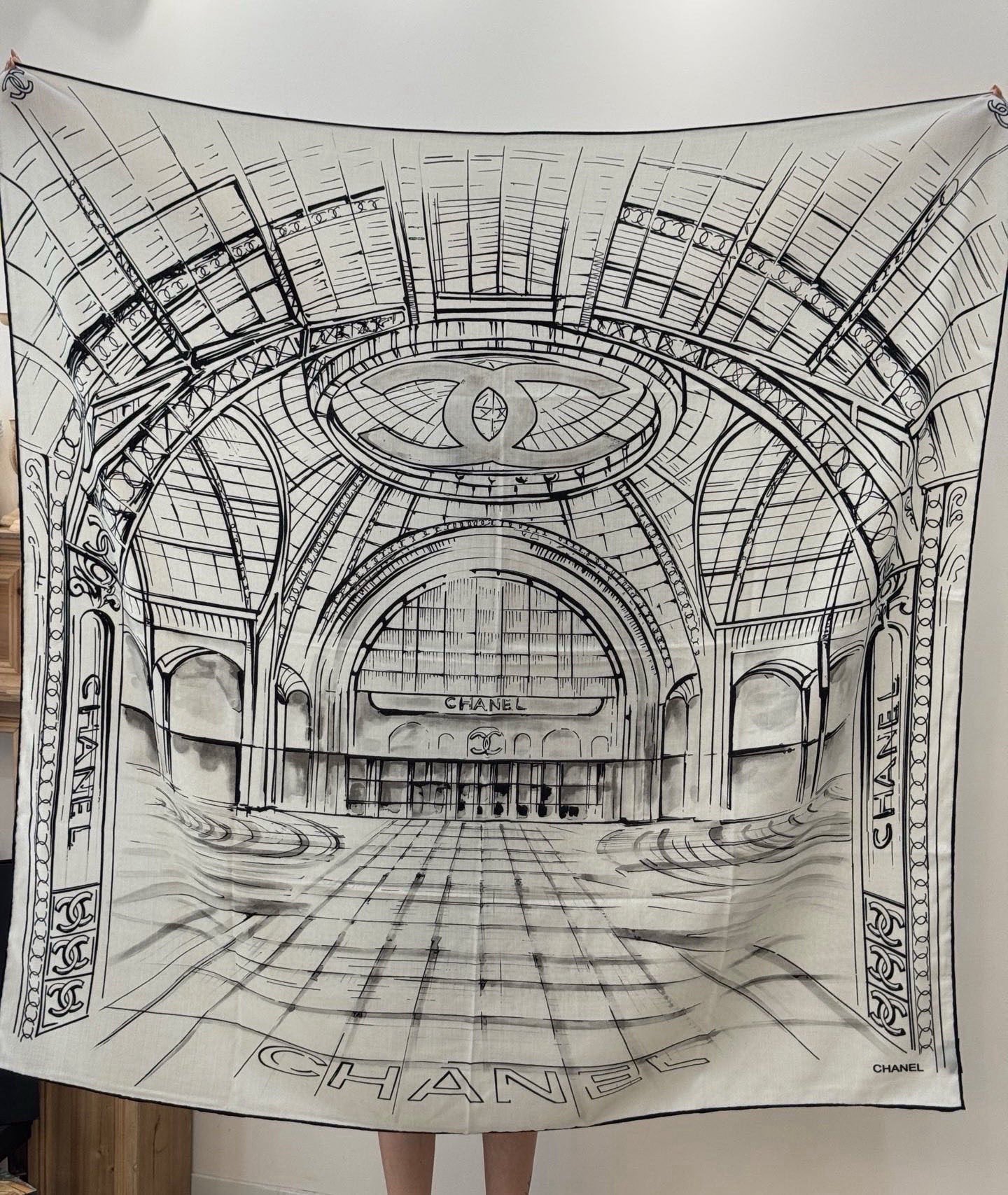 CHANEL ~25秋冬新品【140顶级丝绒双面同色】披肩的图案是巴黎大皇宫中被命名为“Gabriell