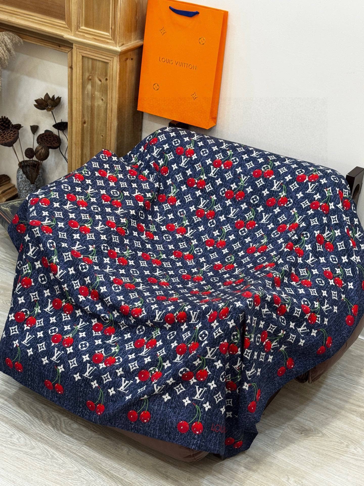 LV X TM MONOGRAMCERISE 140丝绒方巾【140双面丝绒同色】LV × TM Mon