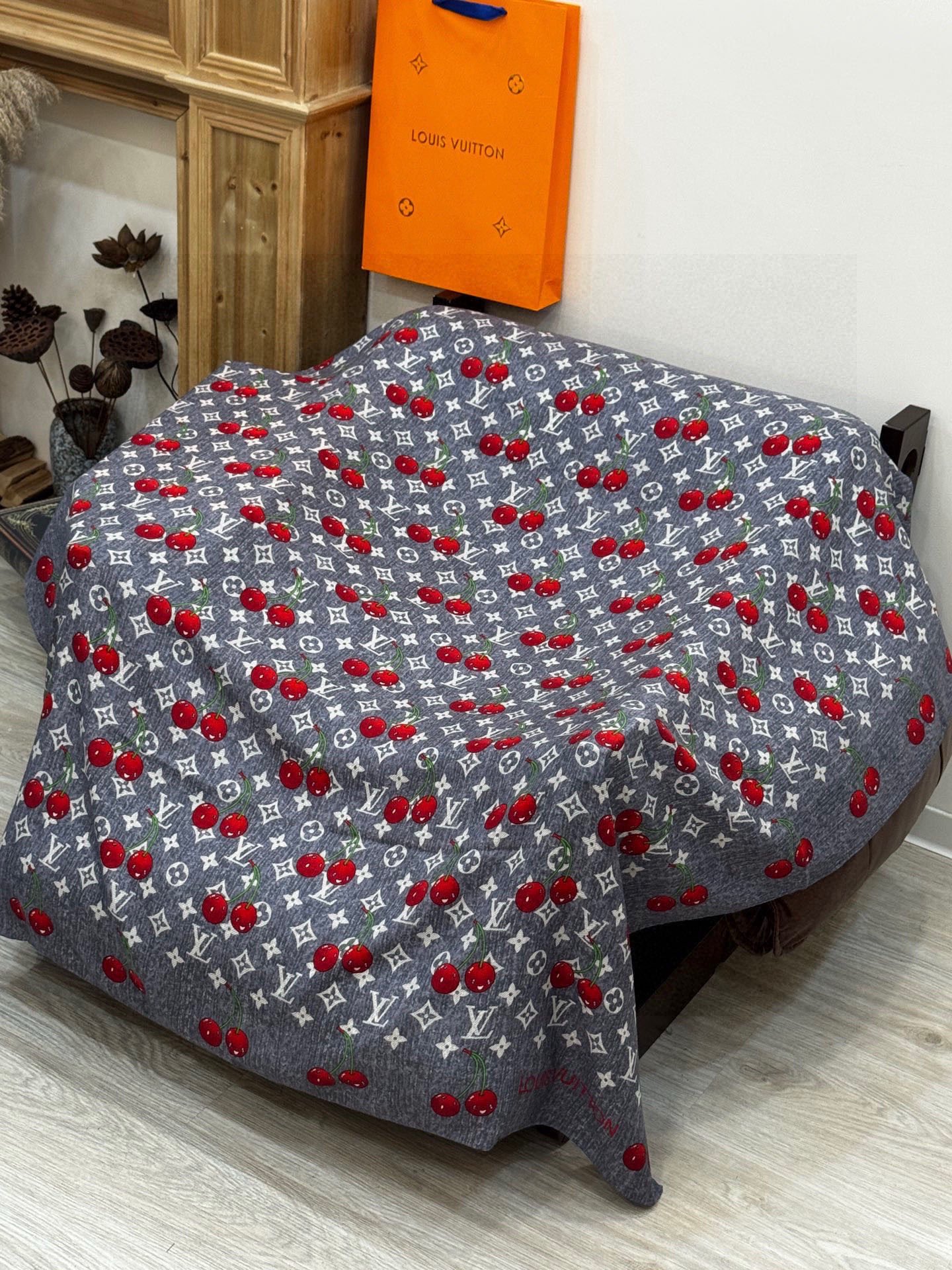 LV X TM MONOGRAMCERISE 140丝绒方巾【140双面丝绒同色】LV × TM Mon