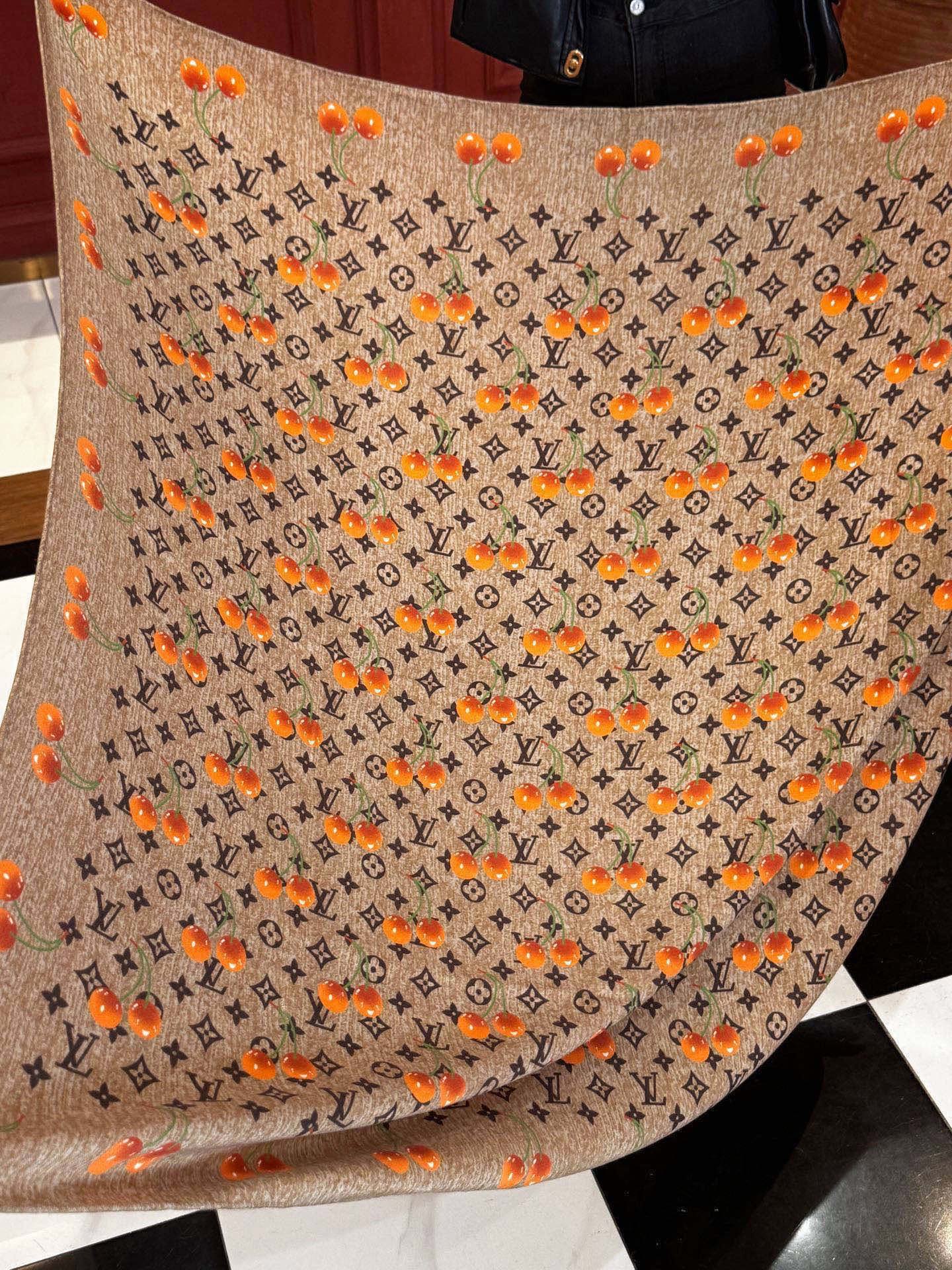 LV X TM MONOGRAMCERISE 140丝绒方巾【140双面丝绒同色】LV × TM Mon