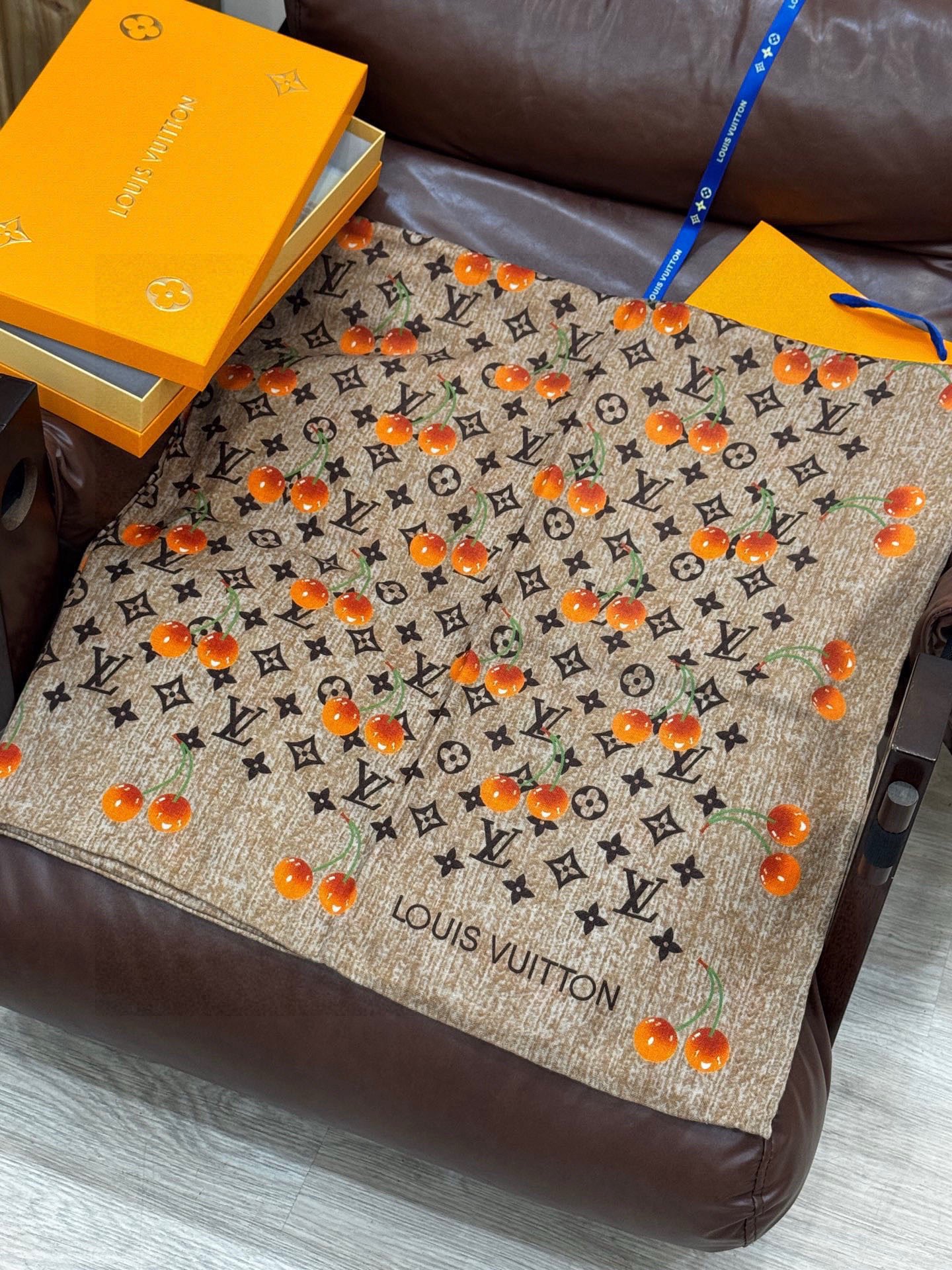 LV X TM MONOGRAMCERISE 140丝绒方巾【140双面丝绒同色】LV × TM Mon