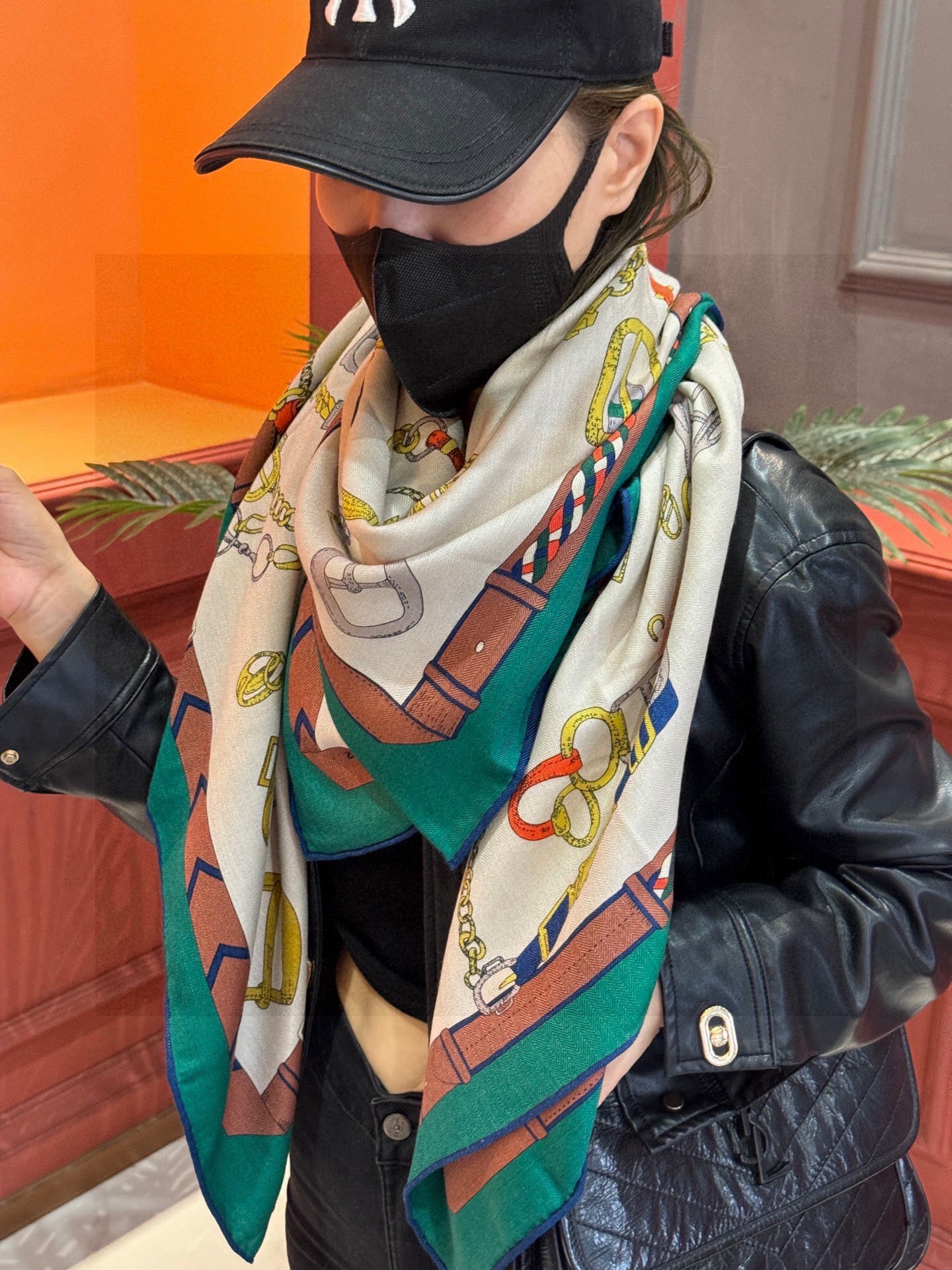 羊绒新款🆕👏👏买了都说好看‼️推荐💕爱马仕双面同色羊绒方巾【跃动的马儿双面同色140】，顶级工艺超值‼️