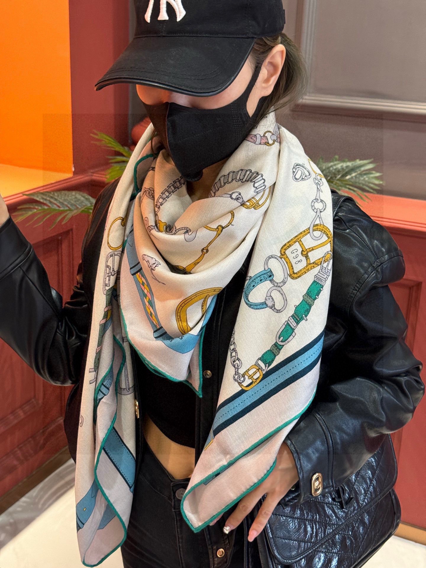 羊绒新款🆕👏👏买了都说好看‼️推荐💕爱马仕双面同色羊绒方巾【跃动的马儿双面同色140】，顶级工艺超值‼️