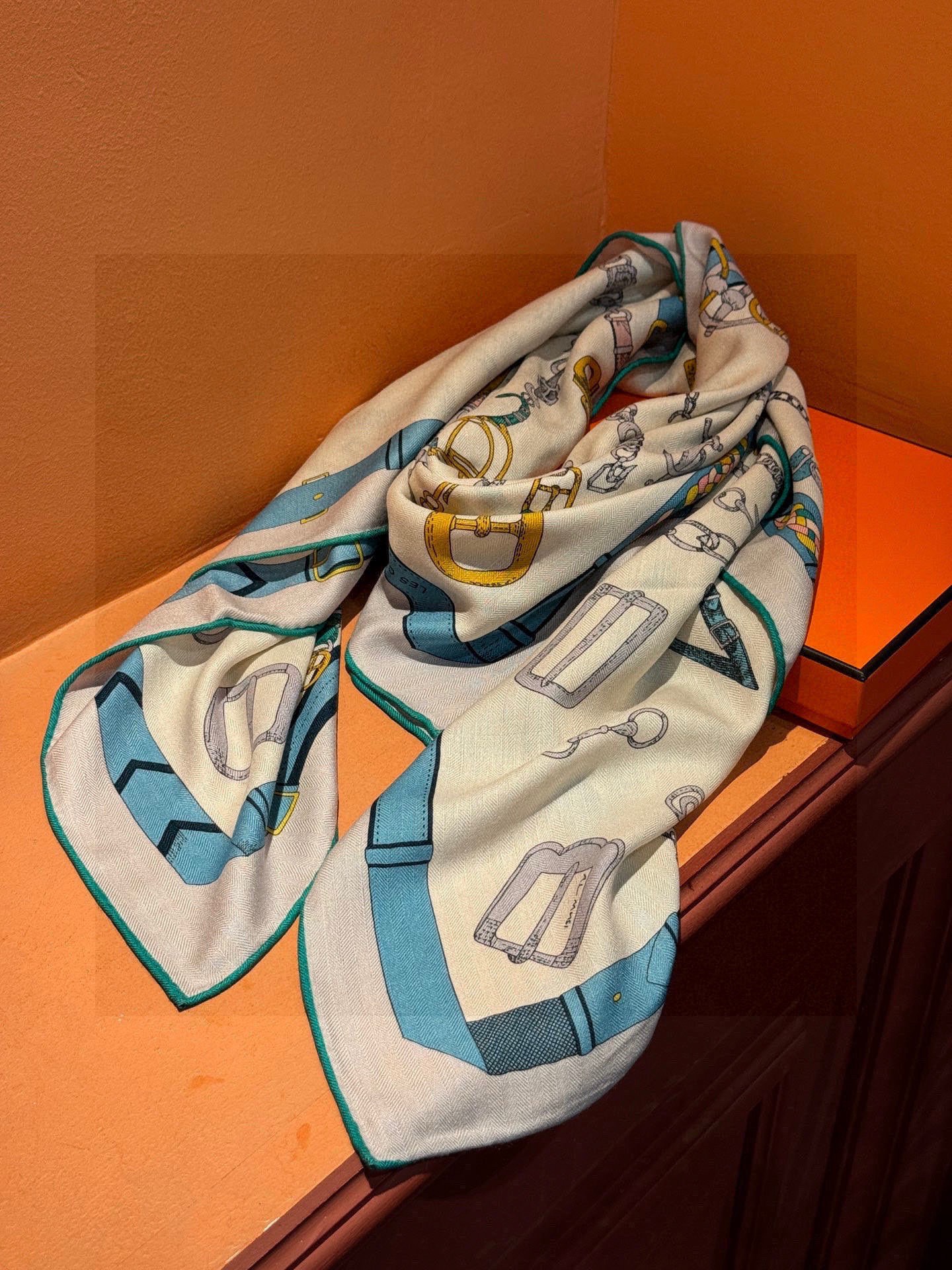 羊绒新款🆕👏👏买了都说好看‼️推荐💕爱马仕双面同色羊绒方巾【跃动的马儿双面同色140】，顶级工艺超值‼️