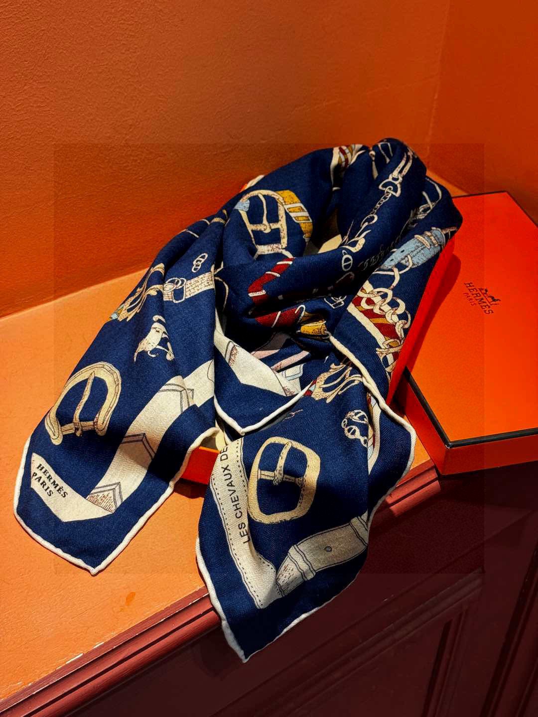 羊绒新款🆕👏👏买了都说好看‼️推荐💕爱马仕双面同色羊绒方巾【跃动的马儿双面同色140】，顶级工艺超值‼️
