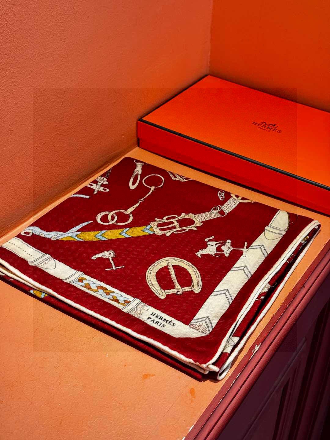 羊绒新款🆕👏👏买了都说好看‼️推荐💕爱马仕双面同色羊绒方巾【跃动的马儿双面同色140】，顶级工艺超值‼️