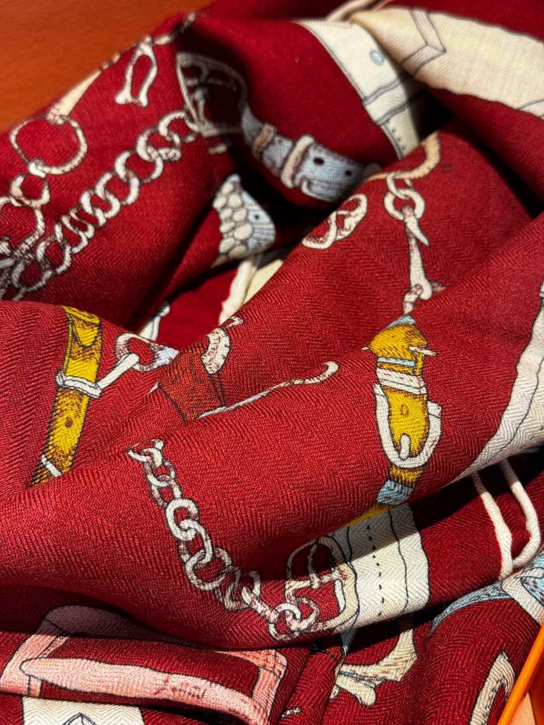 羊绒新款🆕👏👏买了都说好看‼️推荐💕爱马仕双面同色羊绒方巾【跃动的马儿双面同色140】，顶级工艺超值‼️