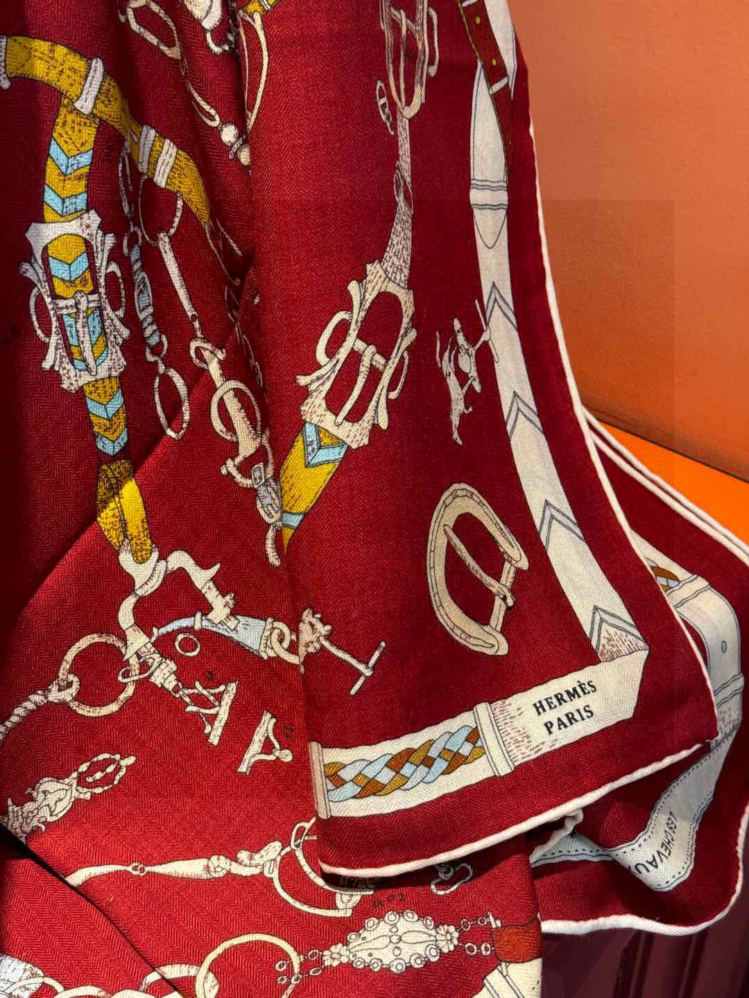 羊绒新款🆕👏👏买了都说好看‼️推荐💕爱马仕双面同色羊绒方巾【跃动的马儿双面同色140】，顶级工艺超值‼️