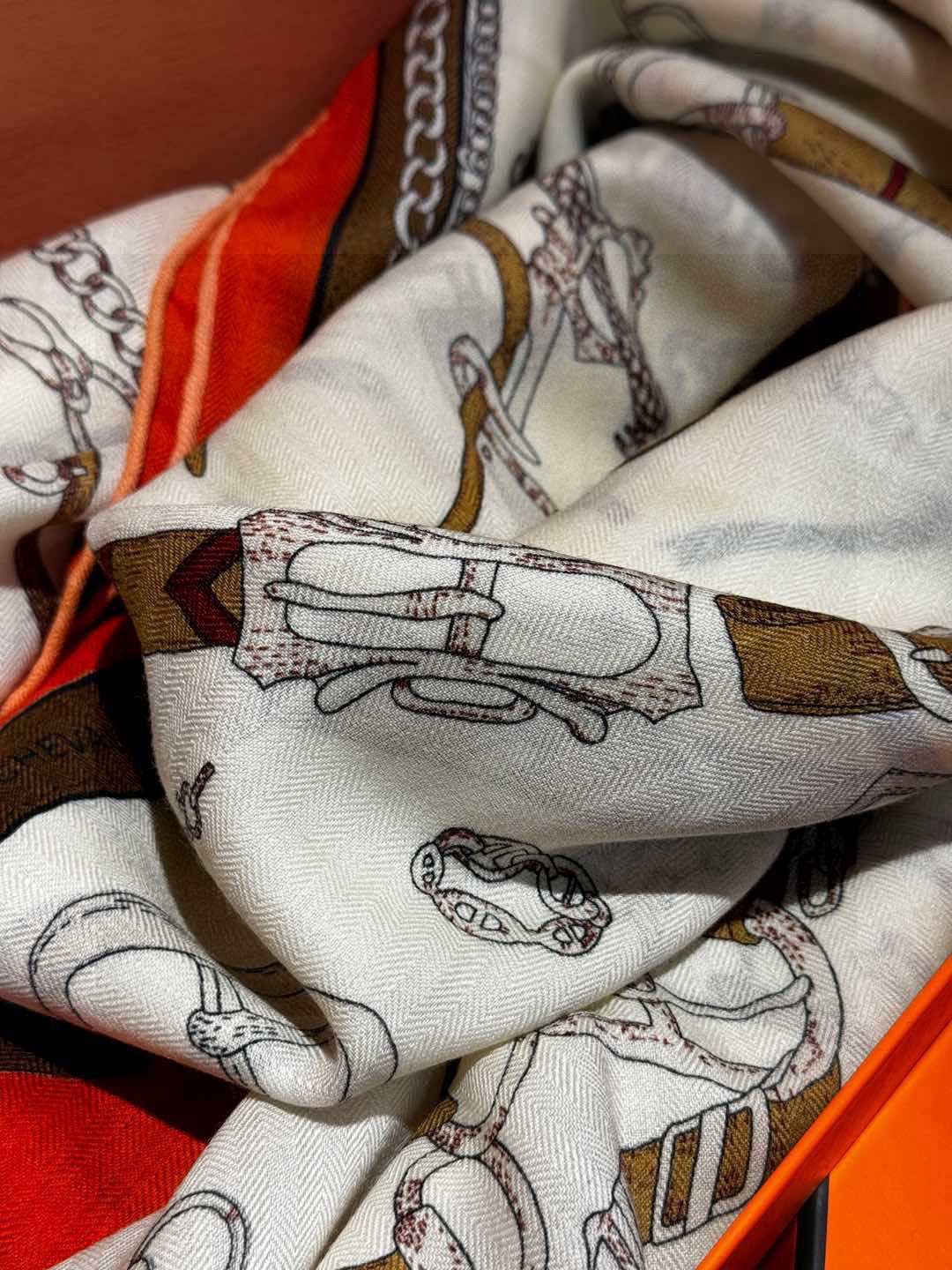 羊绒新款🆕👏👏买了都说好看‼️推荐💕爱马仕双面同色羊绒方巾【跃动的马儿双面同色140】，顶级工艺超值‼️