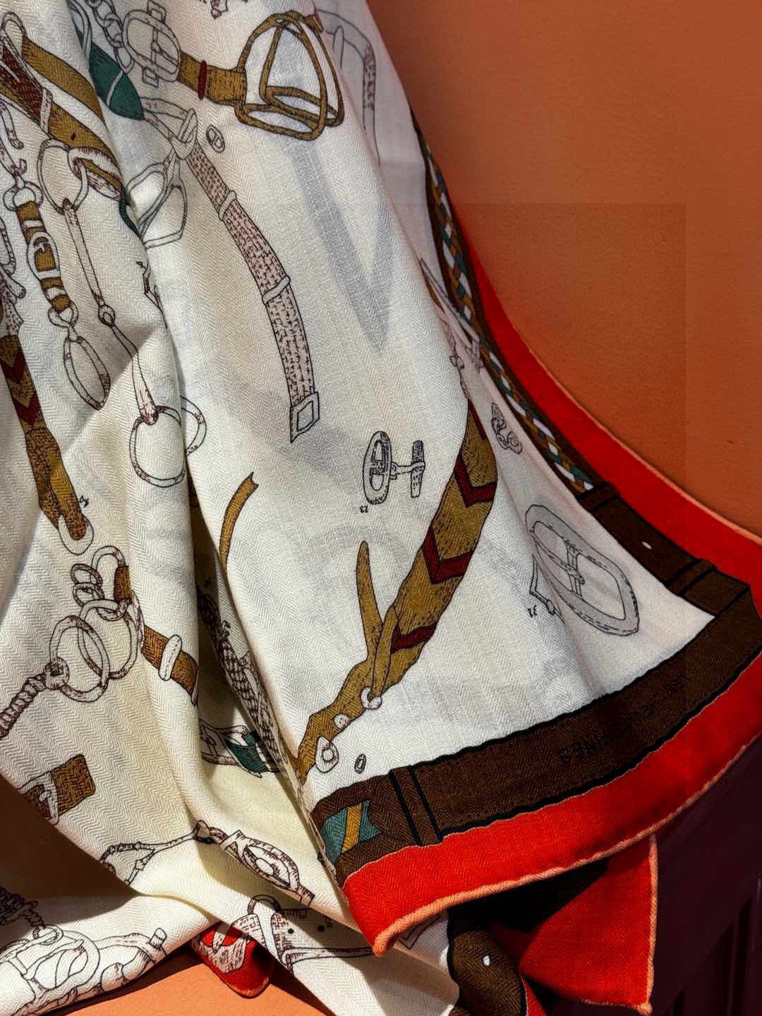 羊绒新款🆕👏👏买了都说好看‼️推荐💕爱马仕双面同色羊绒方巾【跃动的马儿双面同色140】，顶级工艺超值‼️