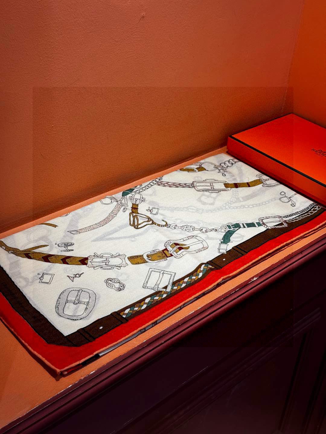 羊绒新款🆕👏👏买了都说好看‼️推荐💕爱马仕双面同色羊绒方巾【跃动的马儿双面同色140】，顶级工艺超值‼️