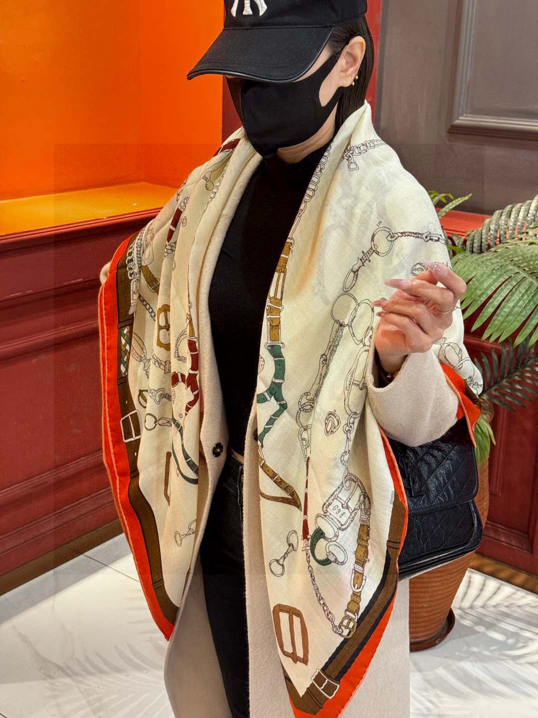 羊绒新款🆕👏👏买了都说好看‼️推荐💕爱马仕双面同色羊绒方巾【跃动的马儿双面同色140】，顶级工艺超值‼️